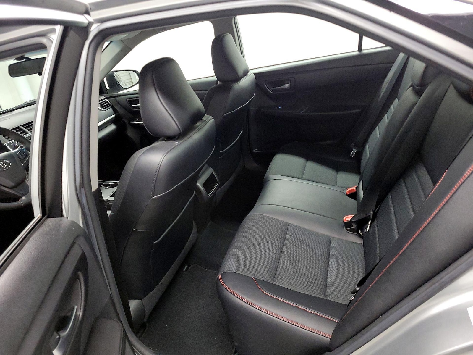 2017 Toyota Camry SE - Photo 17