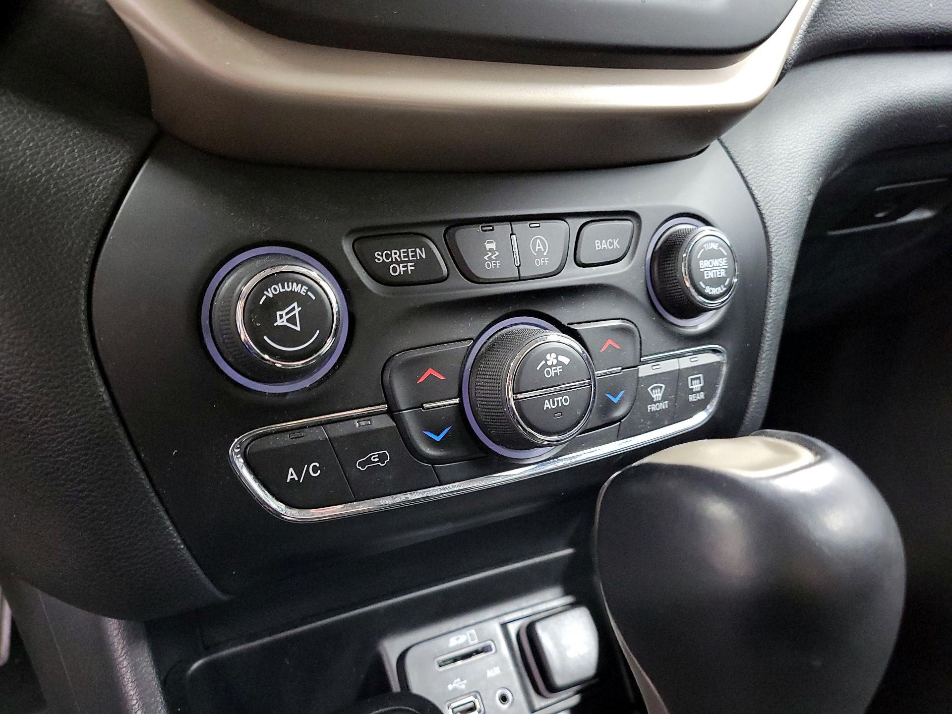 Thumbnail: 2015 Jeep Cherokee - 14