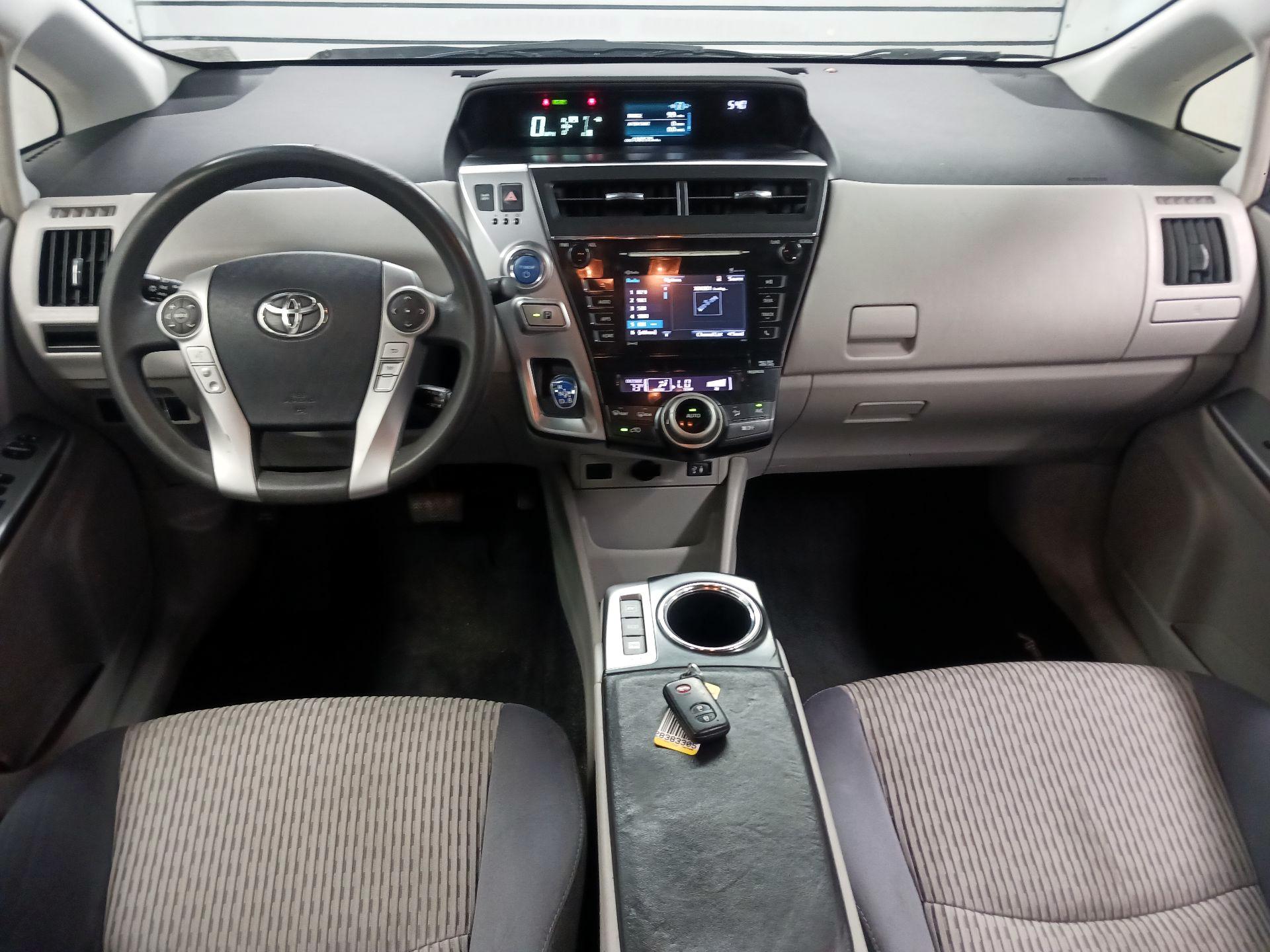 Thumbnail: 2016 Toyota Prius v - 9