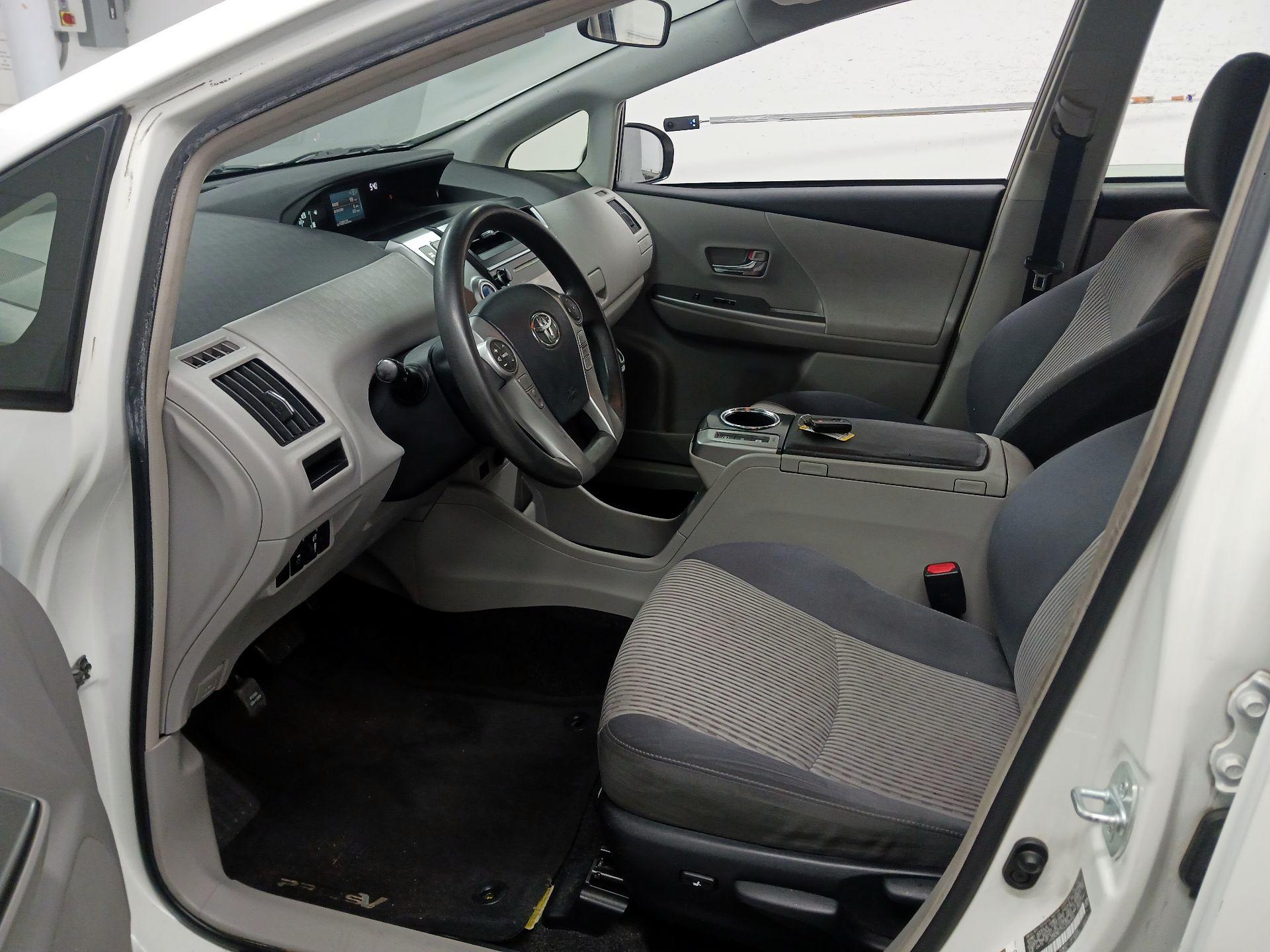 Thumbnail: 2016 Toyota Prius v - 11