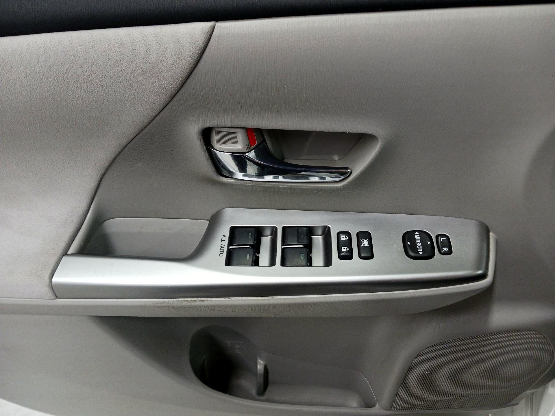 Thumbnail: 2016 Toyota Prius v - 12