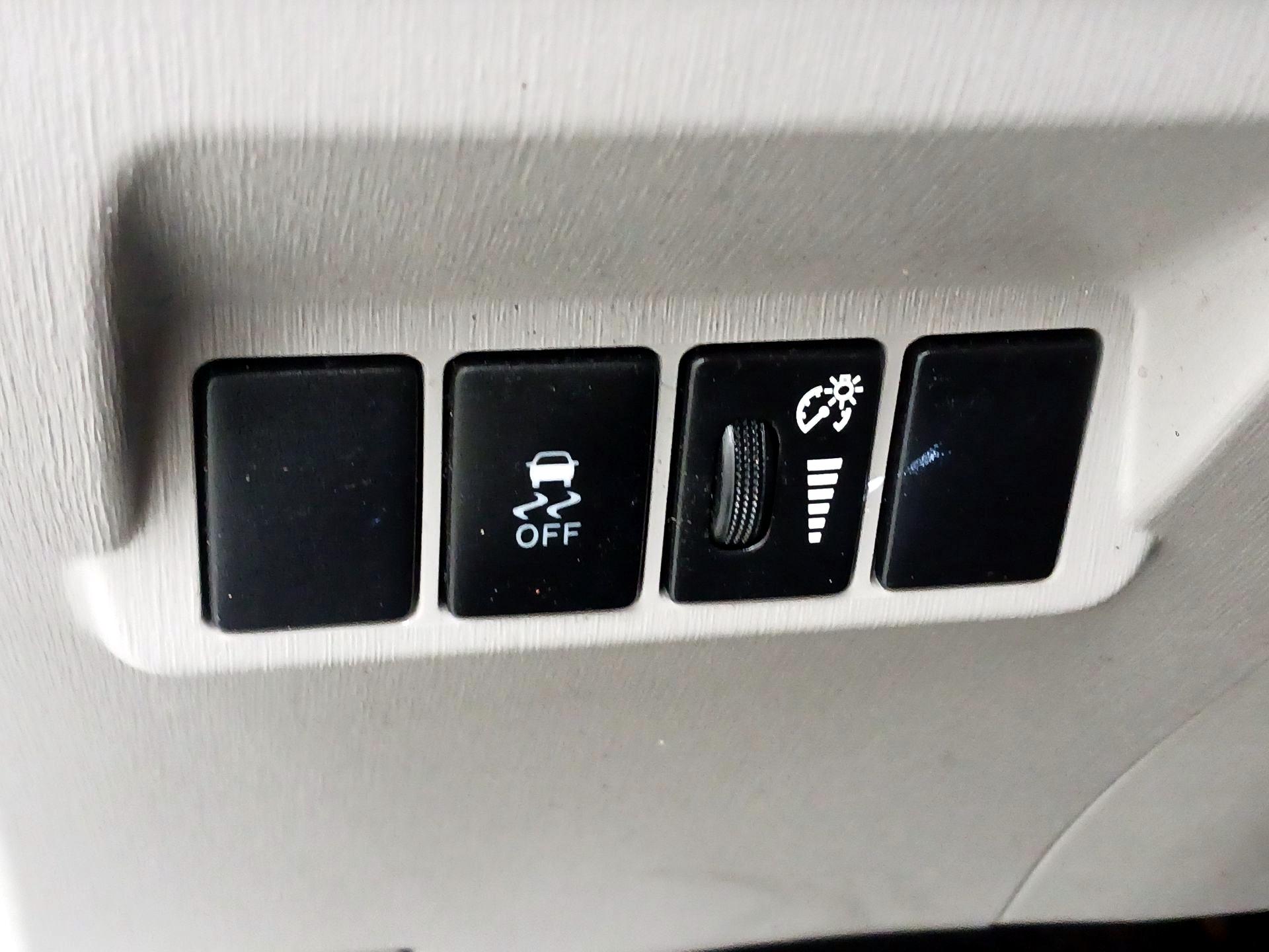Thumbnail: 2016 Toyota Prius v - 13