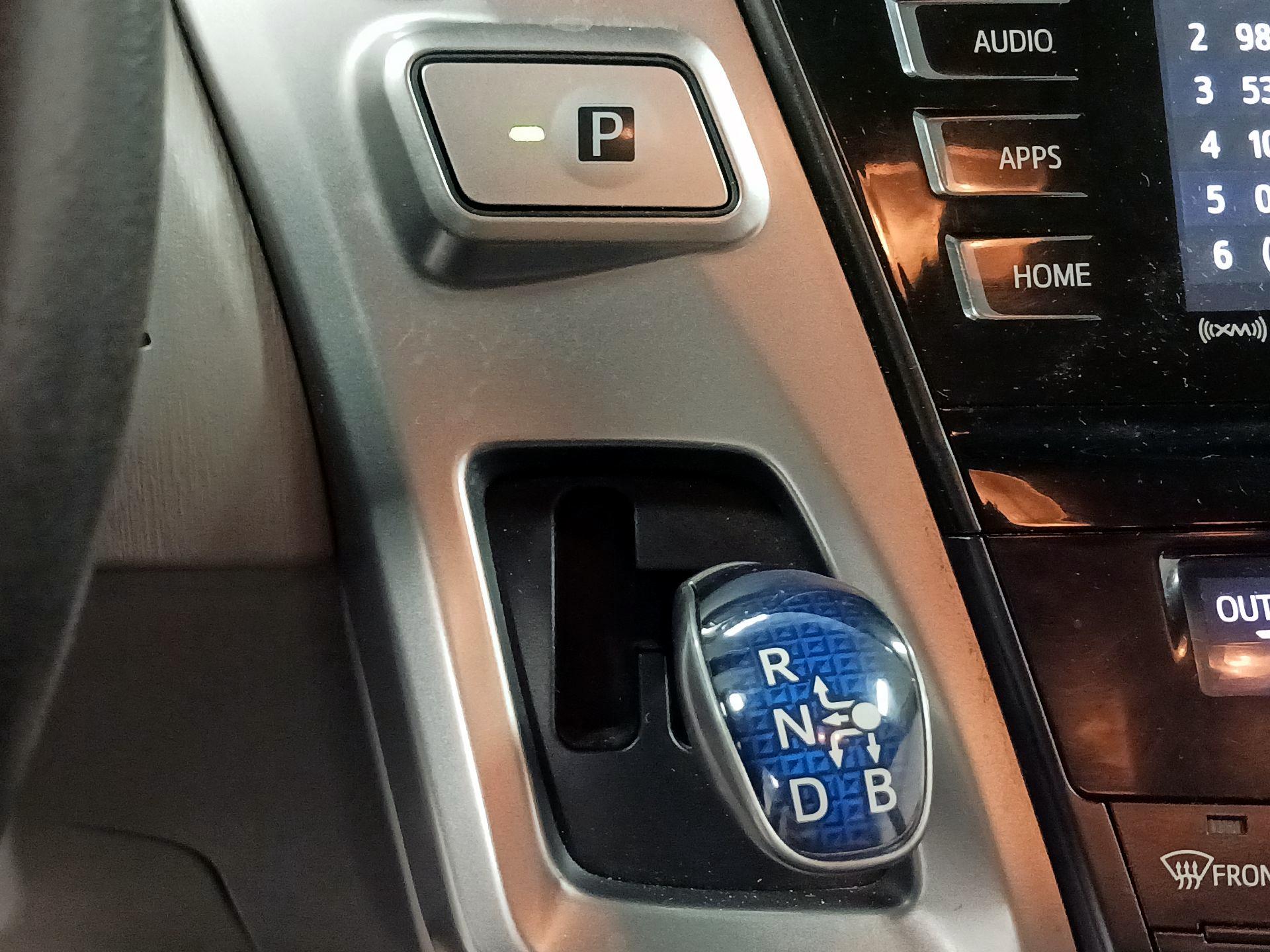 Thumbnail: 2016 Toyota Prius v - 17
