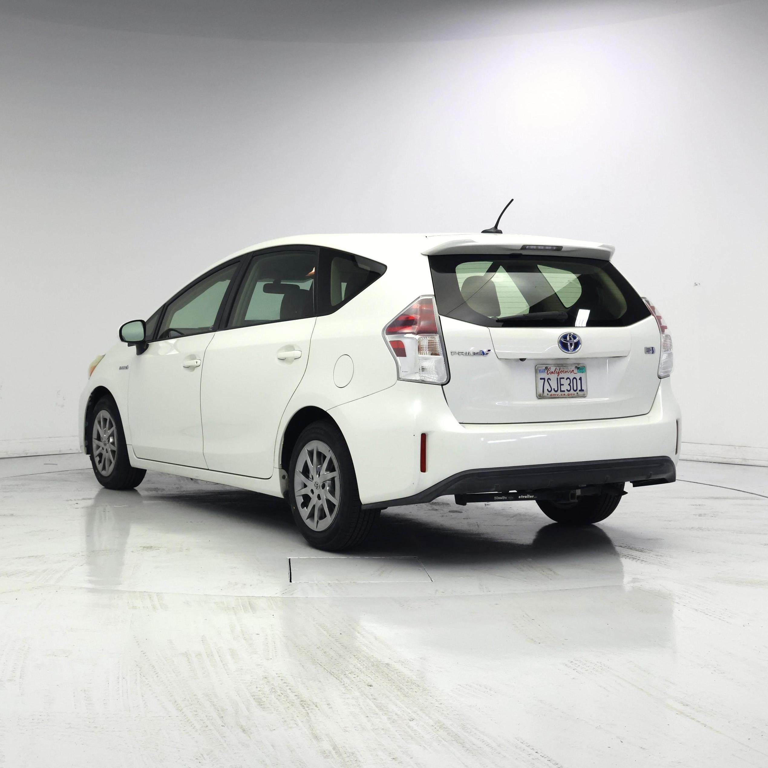 Thumbnail: 2016 Toyota Prius v - 2