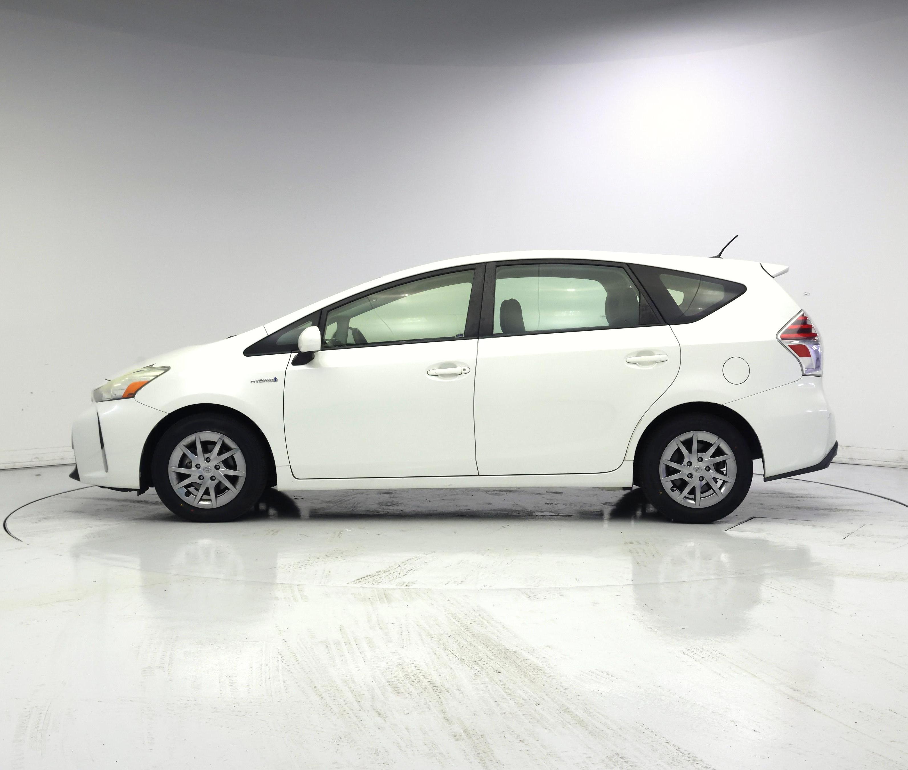 Thumbnail: 2016 Toyota Prius v - 3