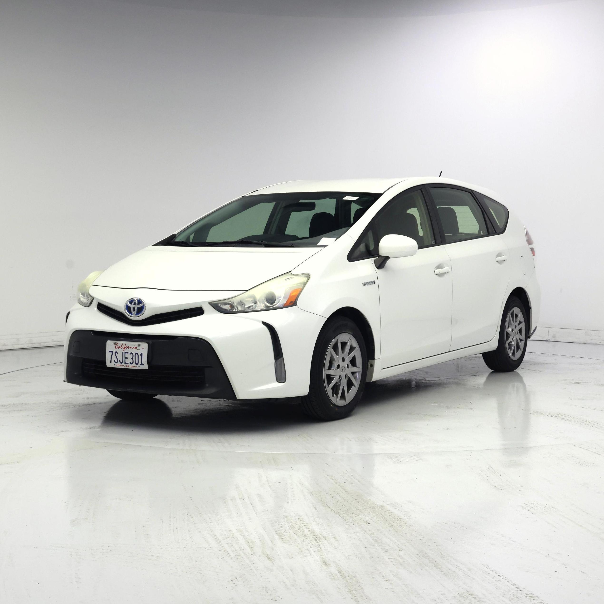 Thumbnail: 2016 Toyota Prius v - 4