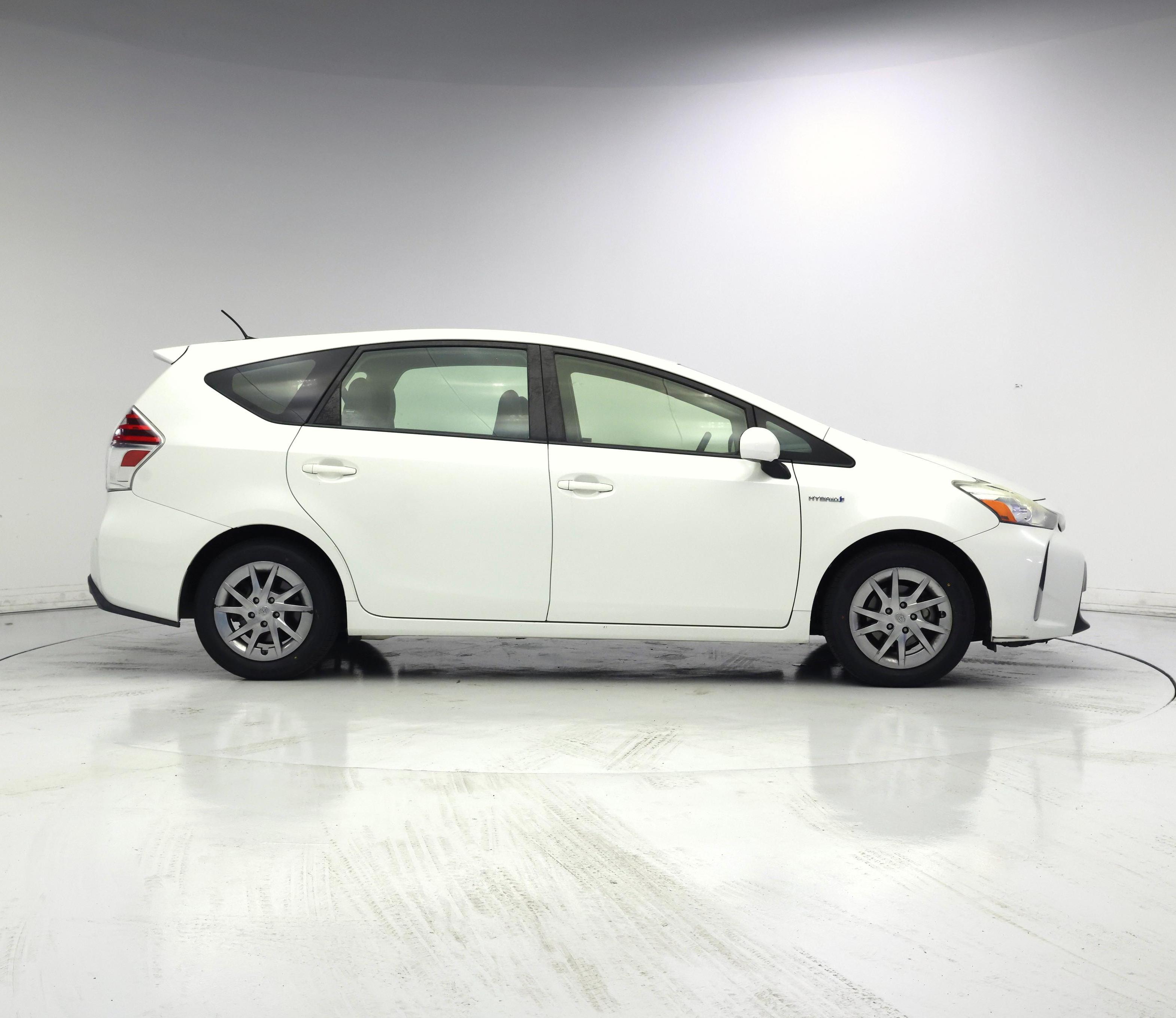 Thumbnail: 2016 Toyota Prius v - 7