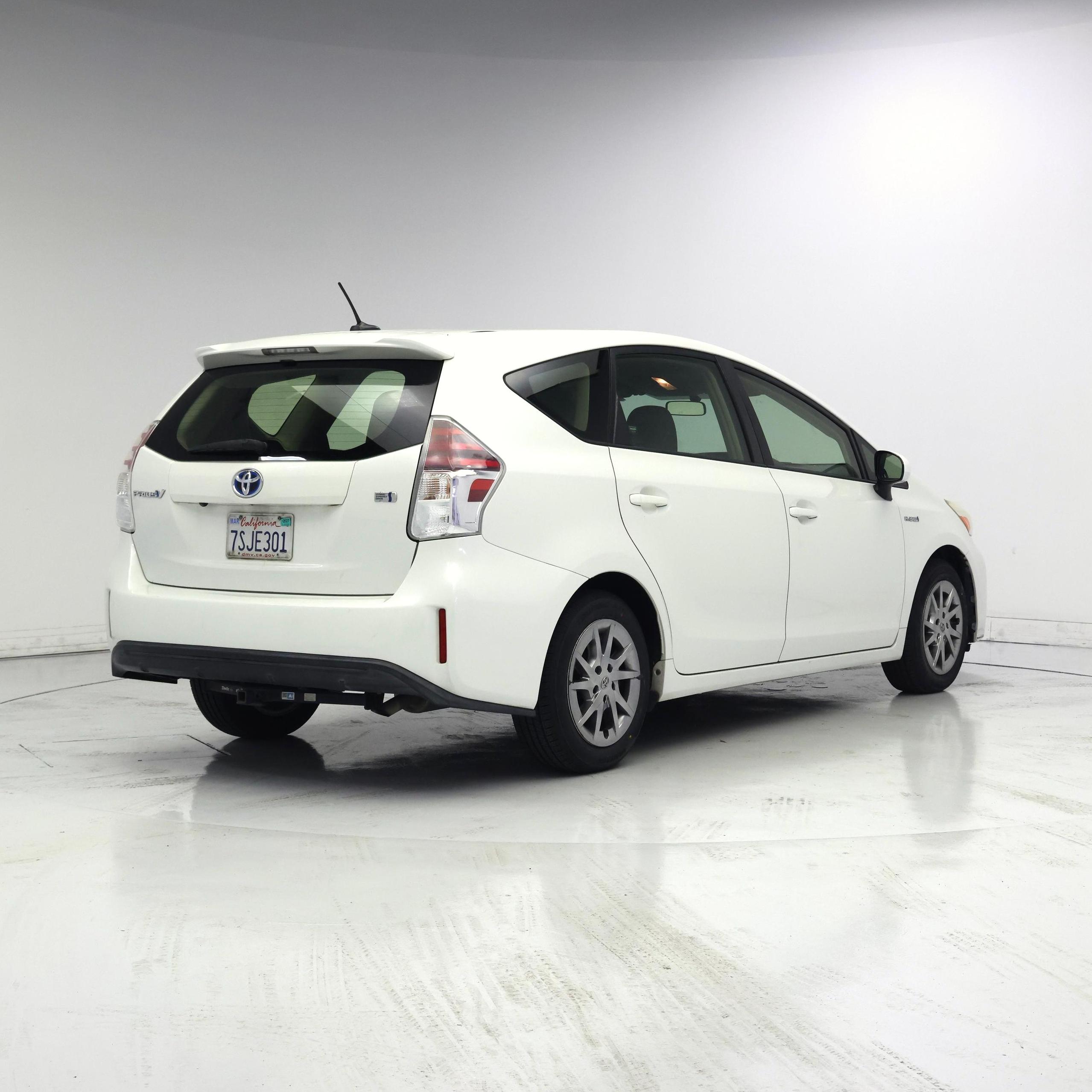 Thumbnail: 2016 Toyota Prius v - 8