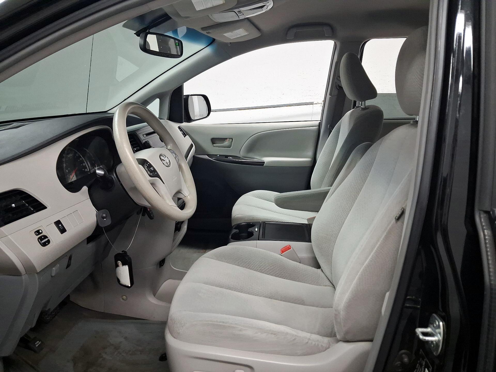 Thumbnail: 2014 Toyota Sienna - 9
