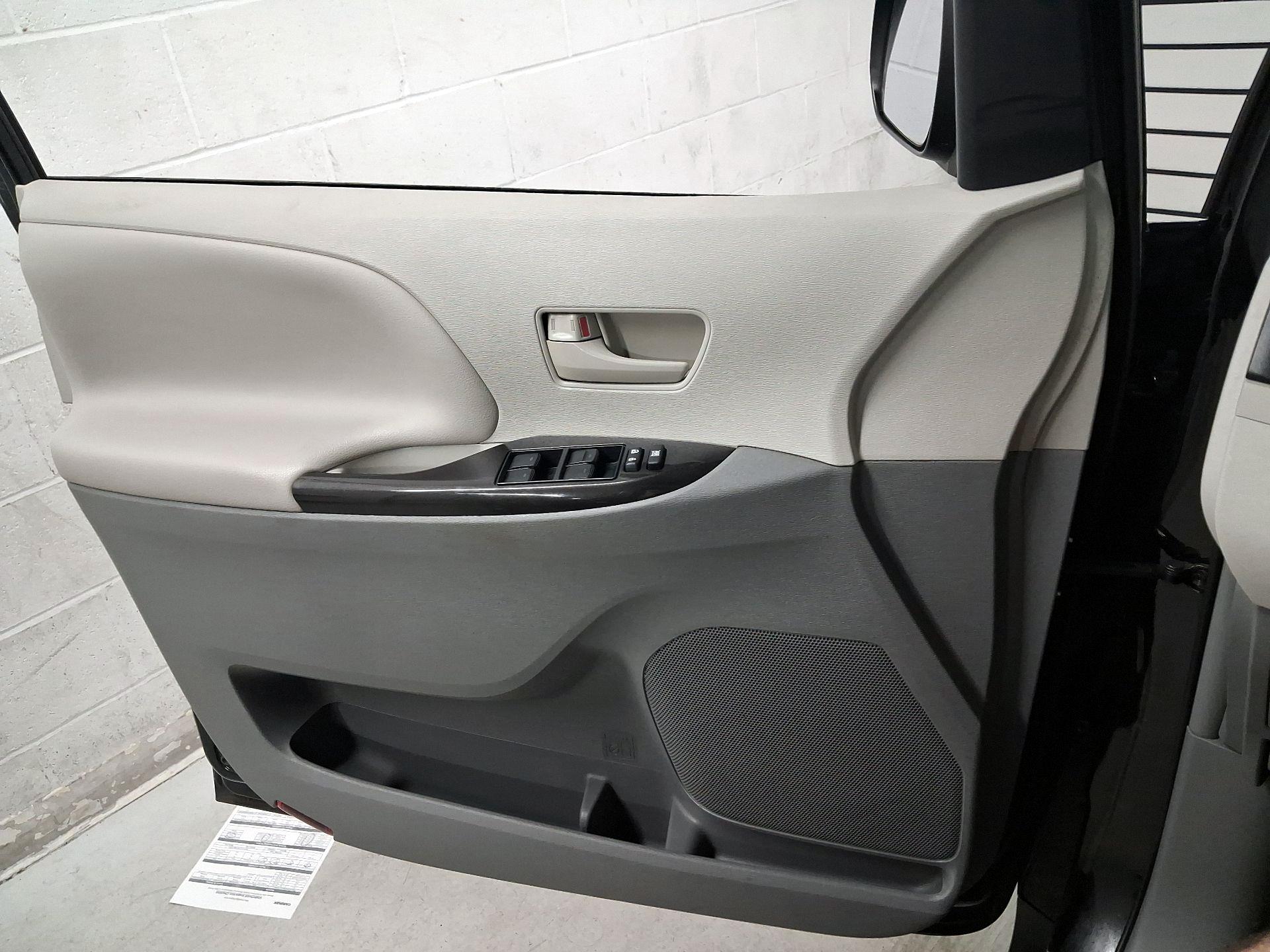 Thumbnail: 2014 Toyota Sienna - 10