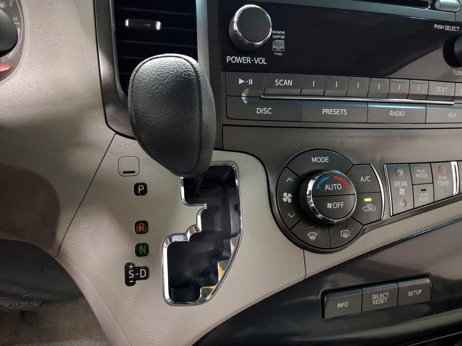 Thumbnail: 2014 Toyota Sienna - 13