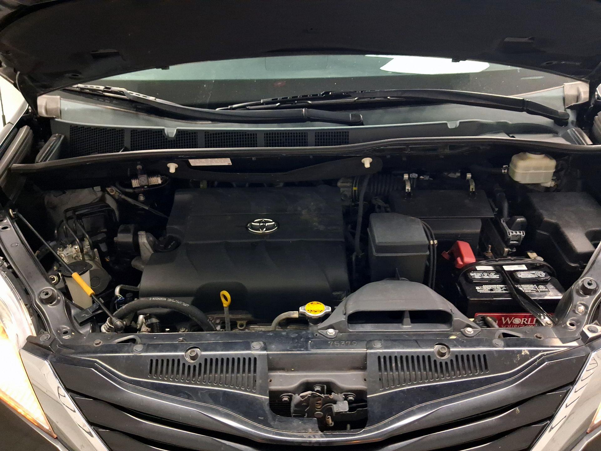 Thumbnail: 2014 Toyota Sienna - 16