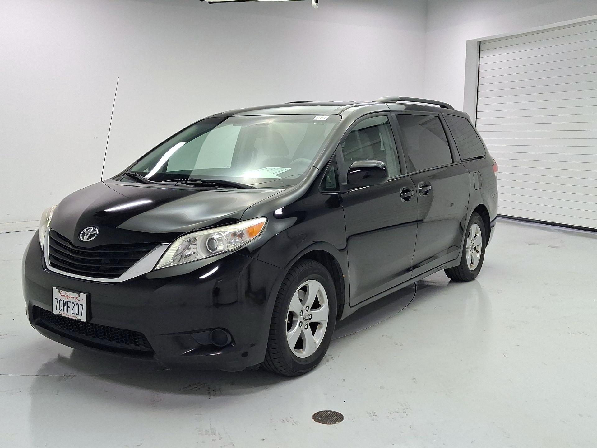 Thumbnail: 2014 Toyota Sienna - 3