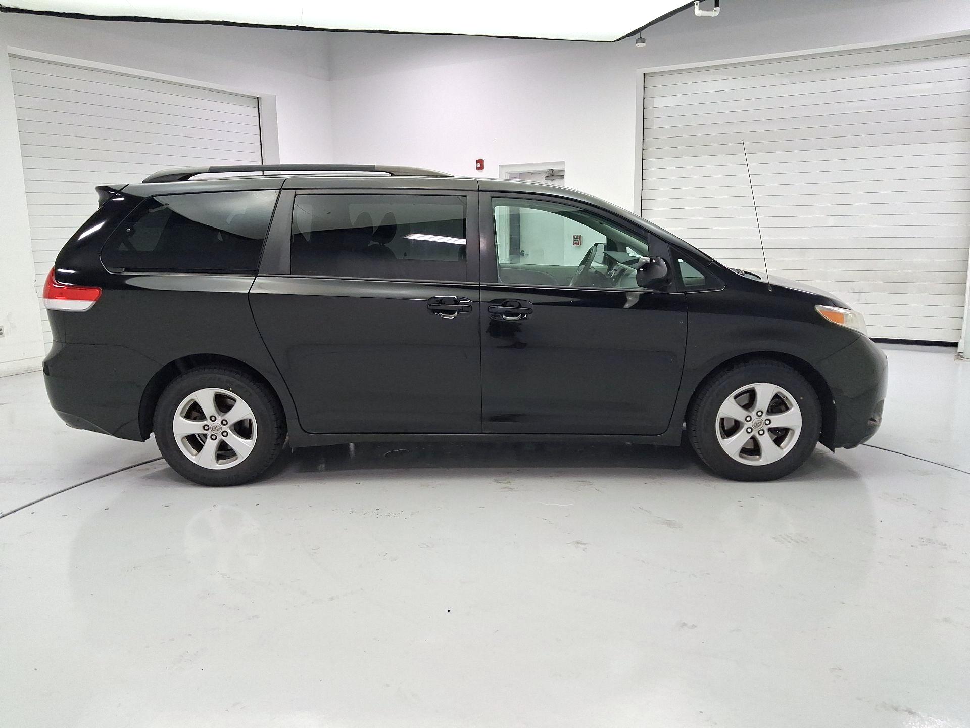 Thumbnail: 2014 Toyota Sienna - 4