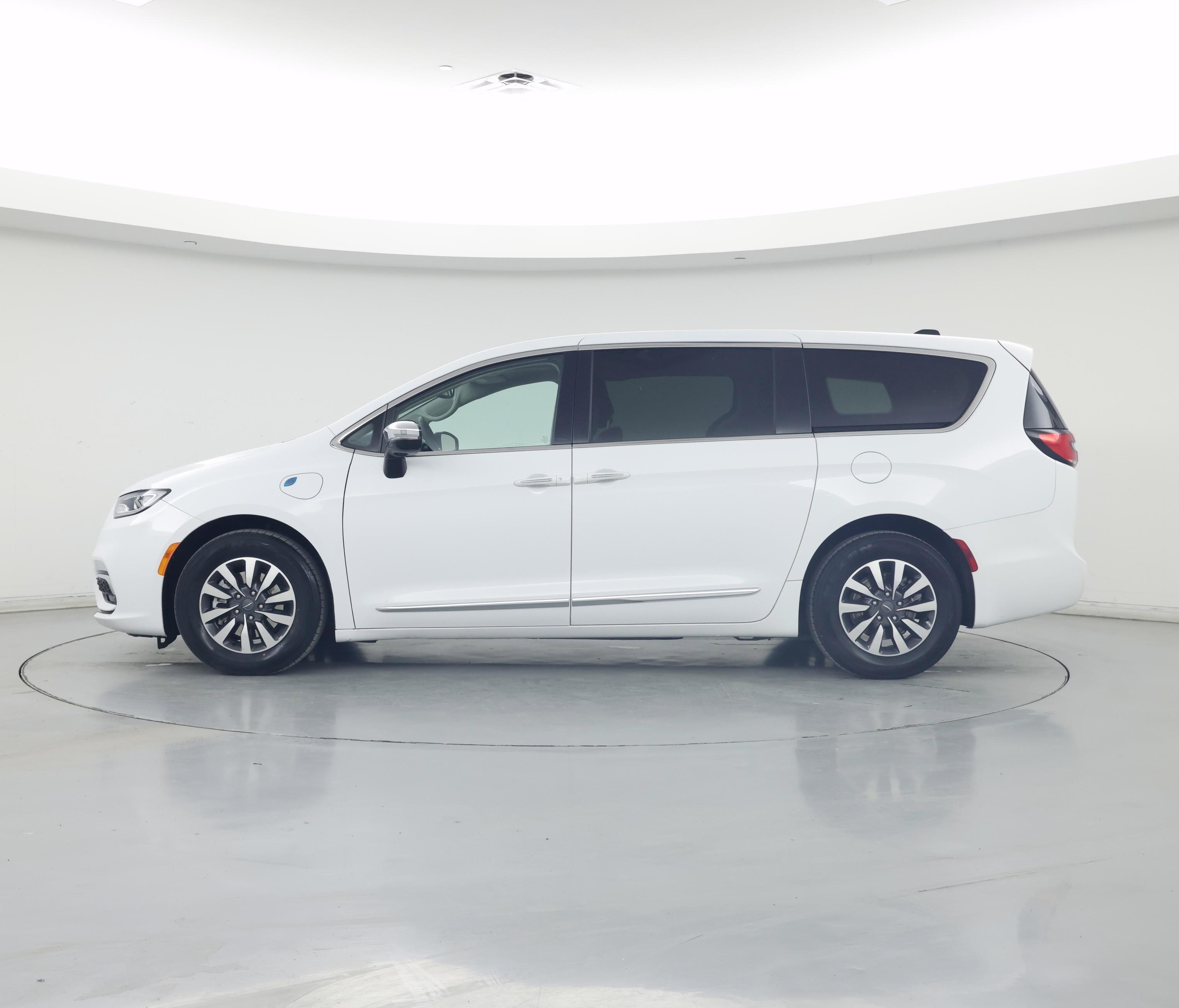 Thumbnail: 2023 Chrysler Pacifica - 3