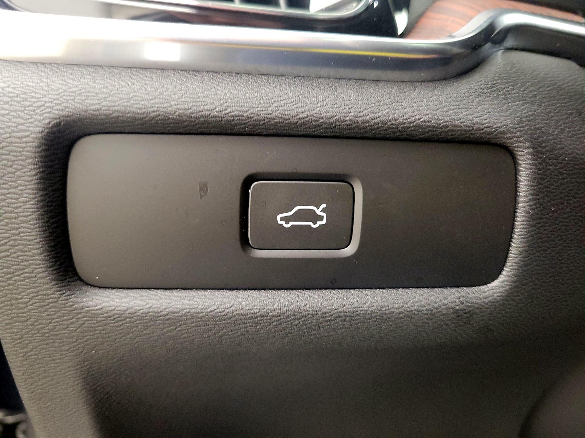 Thumbnail: 2025 Volvo S60 - 13