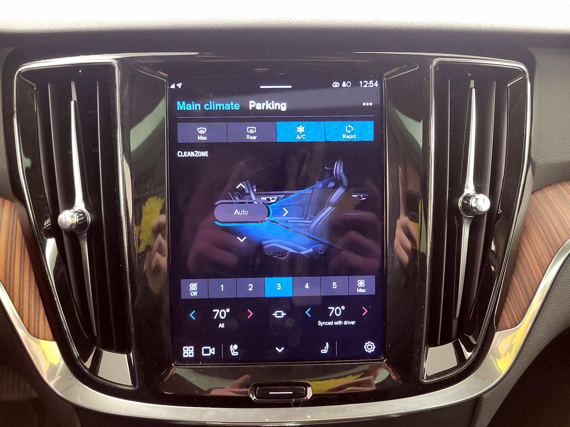 Thumbnail: 2025 Volvo S60 - 17