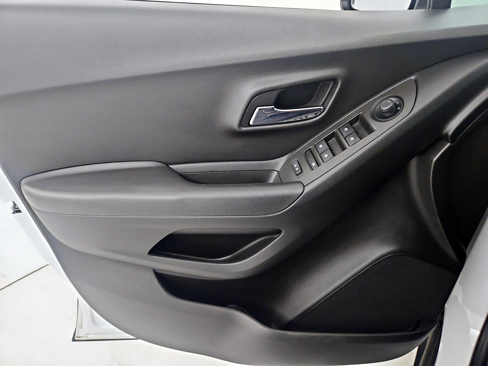 Thumbnail: 2017 Chevrolet Trax - 12