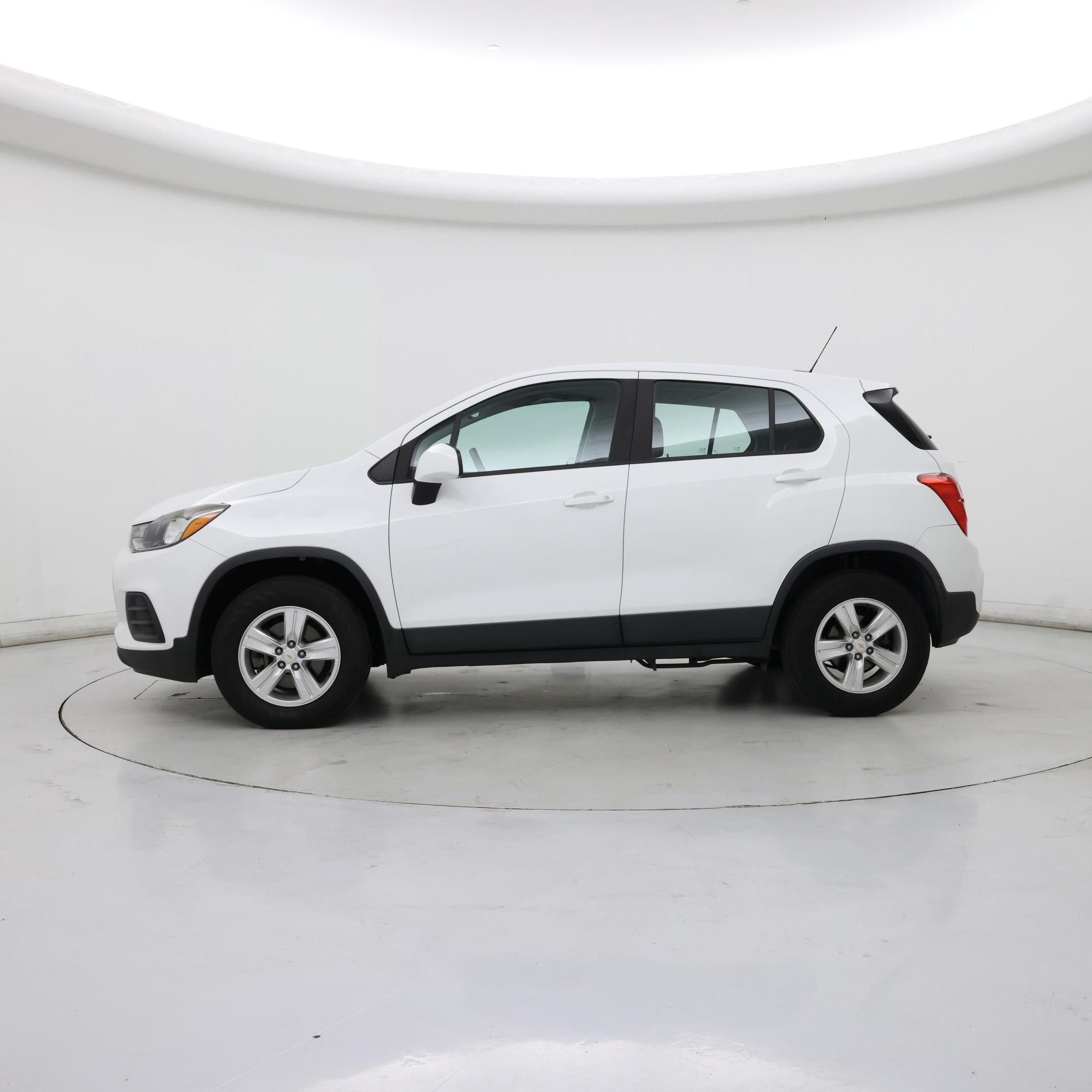 Thumbnail: 2017 Chevrolet Trax - 3