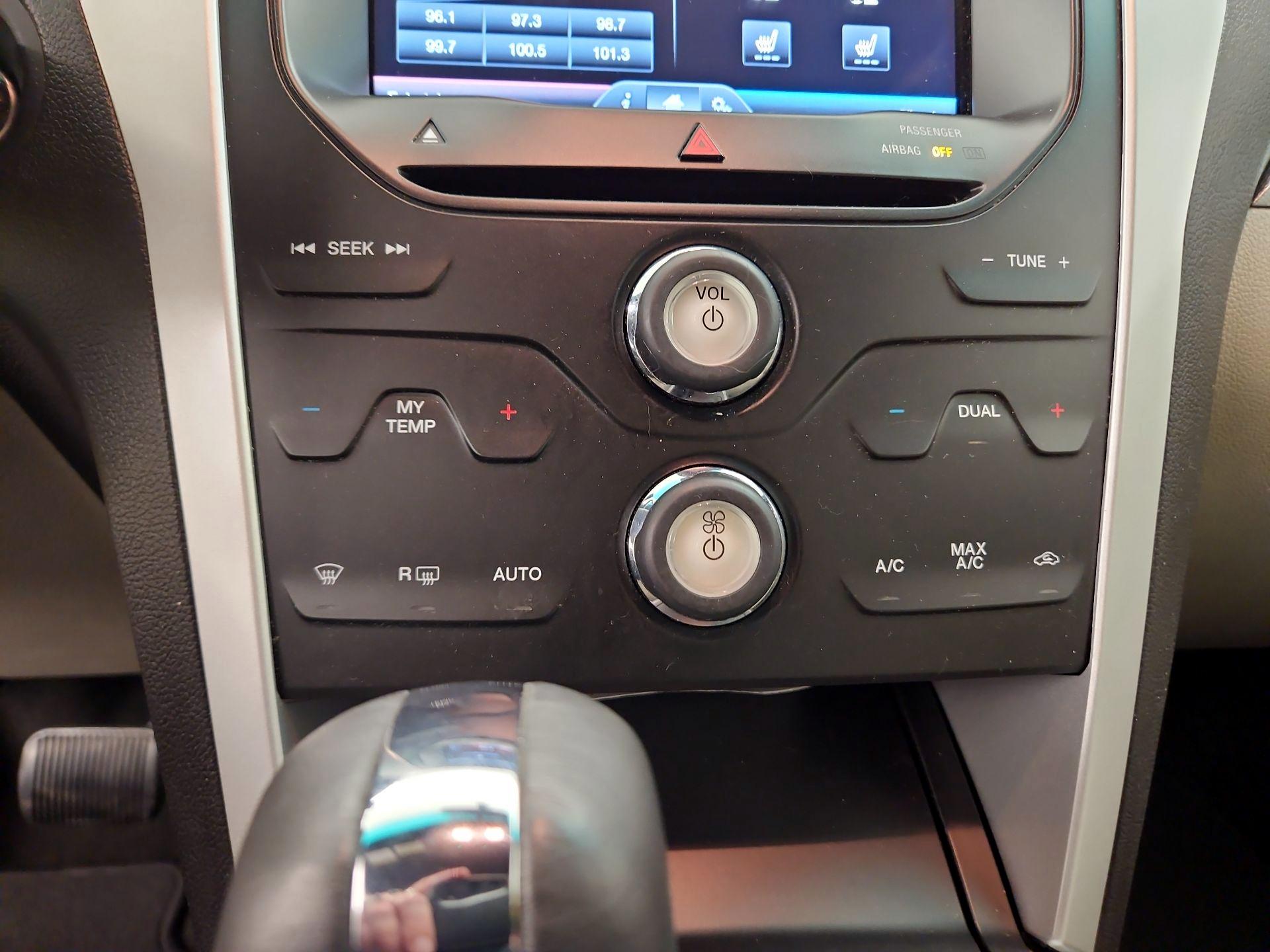 Thumbnail: 2015 Ford Explorer - 17