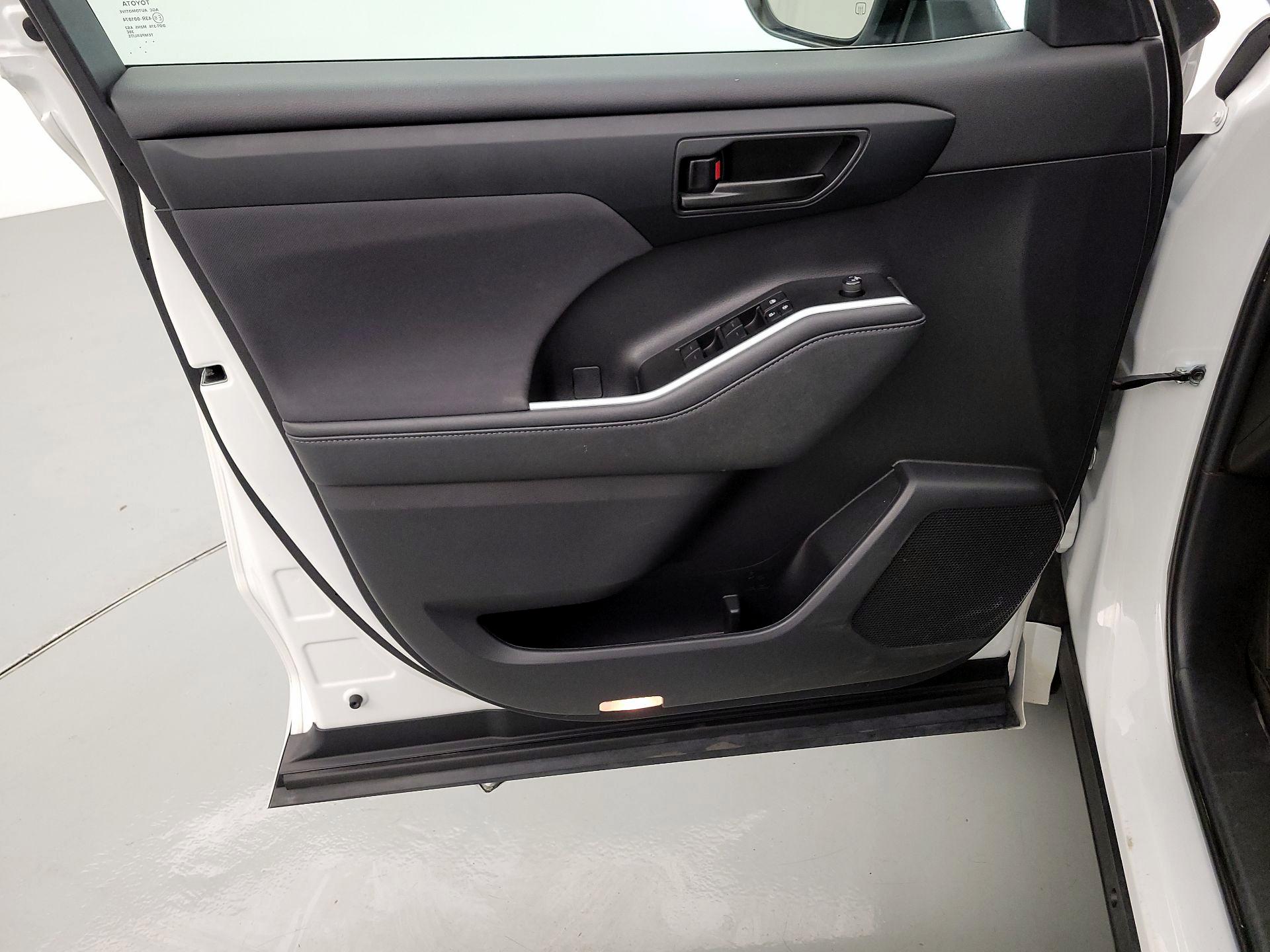 Thumbnail: 2023 Toyota Highlander - 12