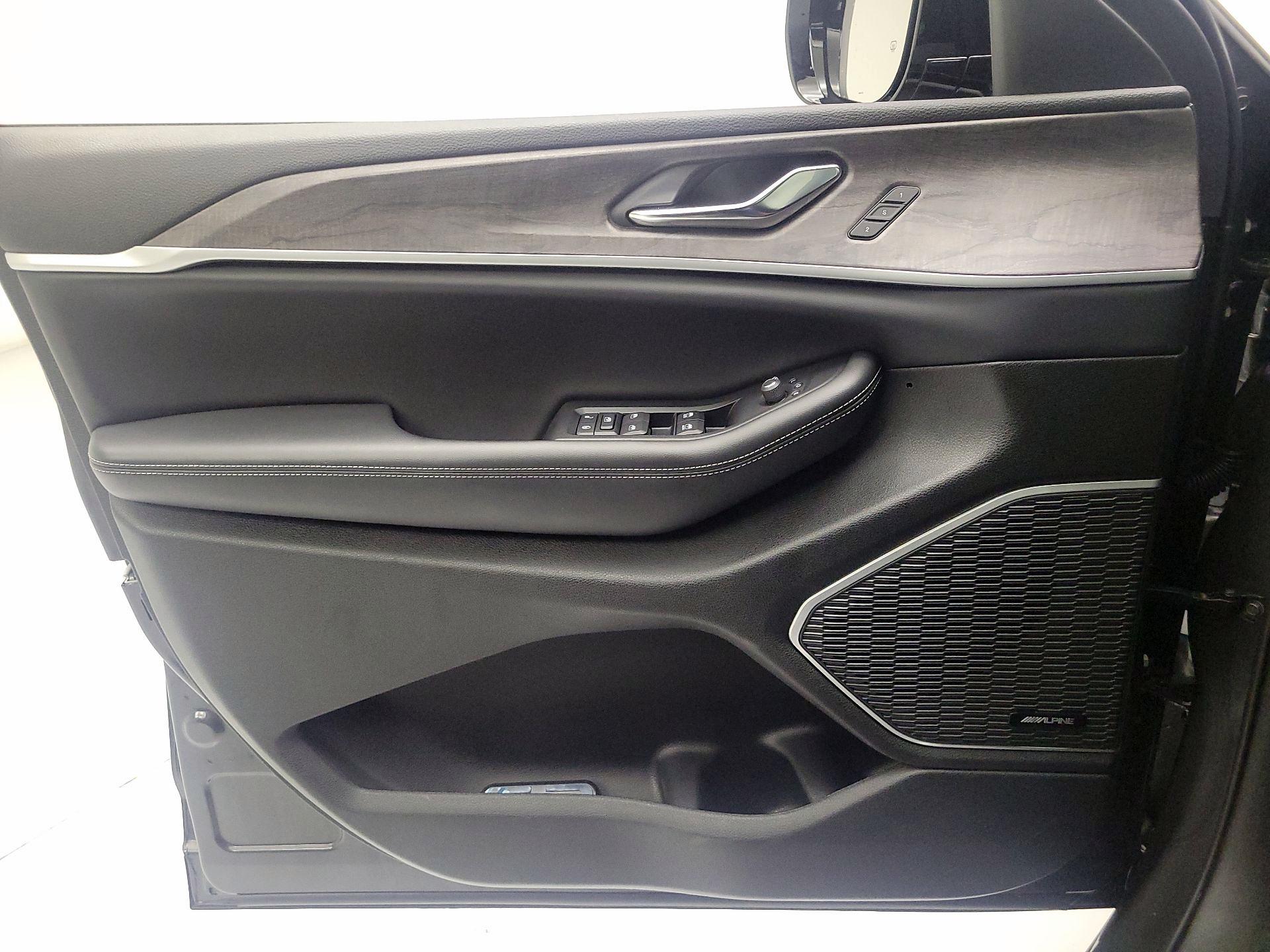 Thumbnail: 2024 Jeep Grand Cherokee - 10