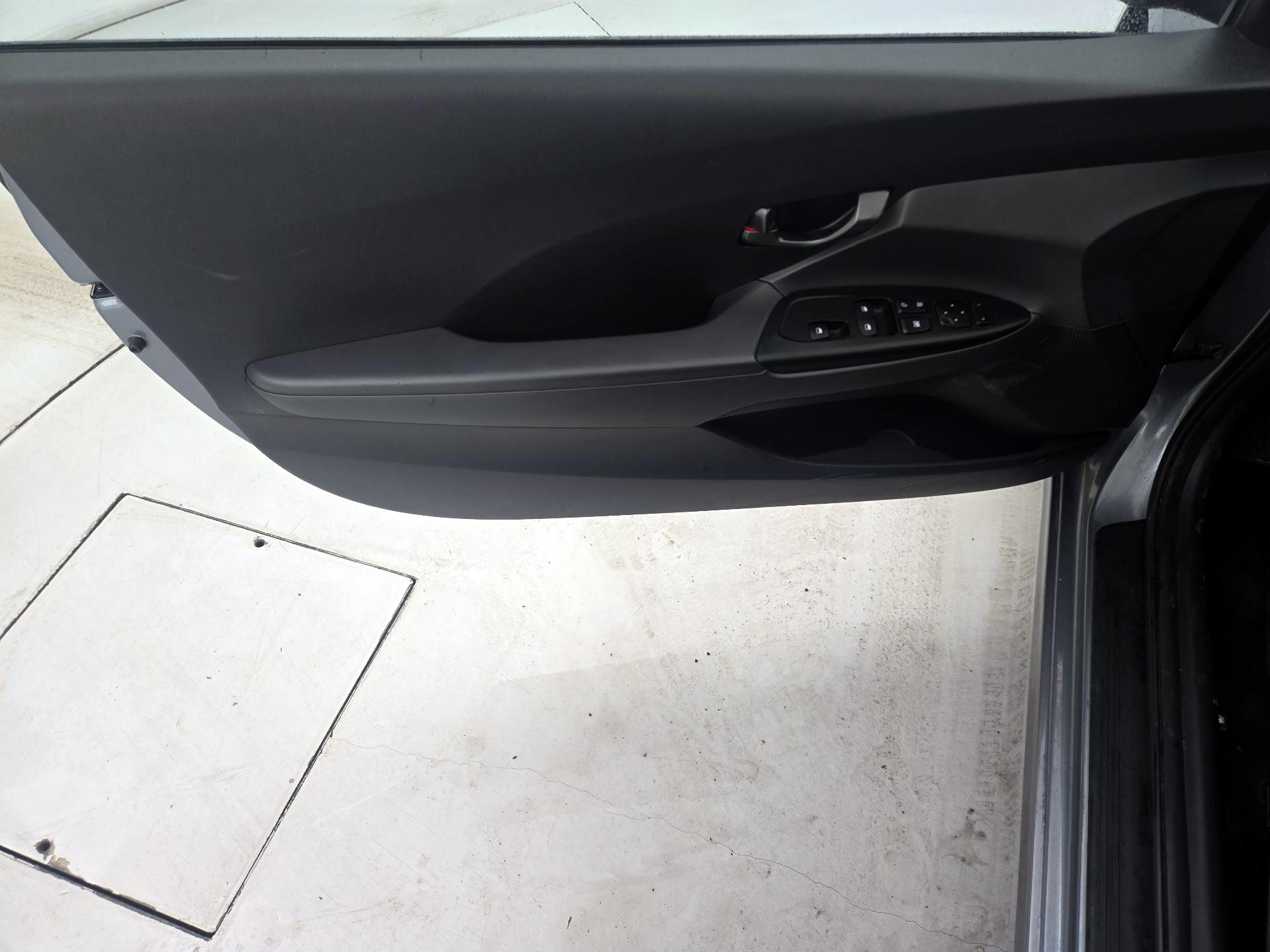 Thumbnail: 2020 Hyundai Veloster - 12