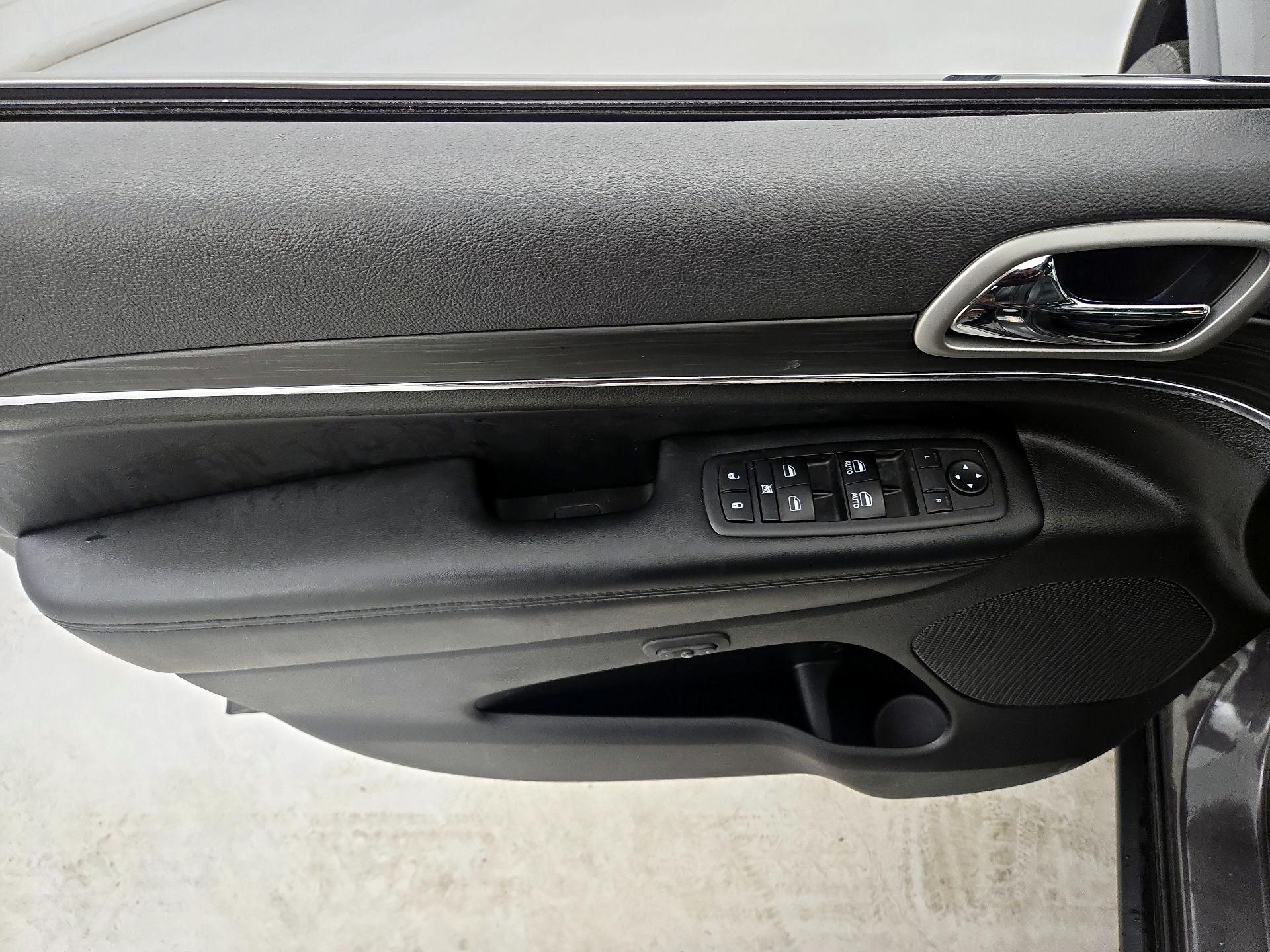 Thumbnail: 2019 Jeep Grand Cherokee - 12