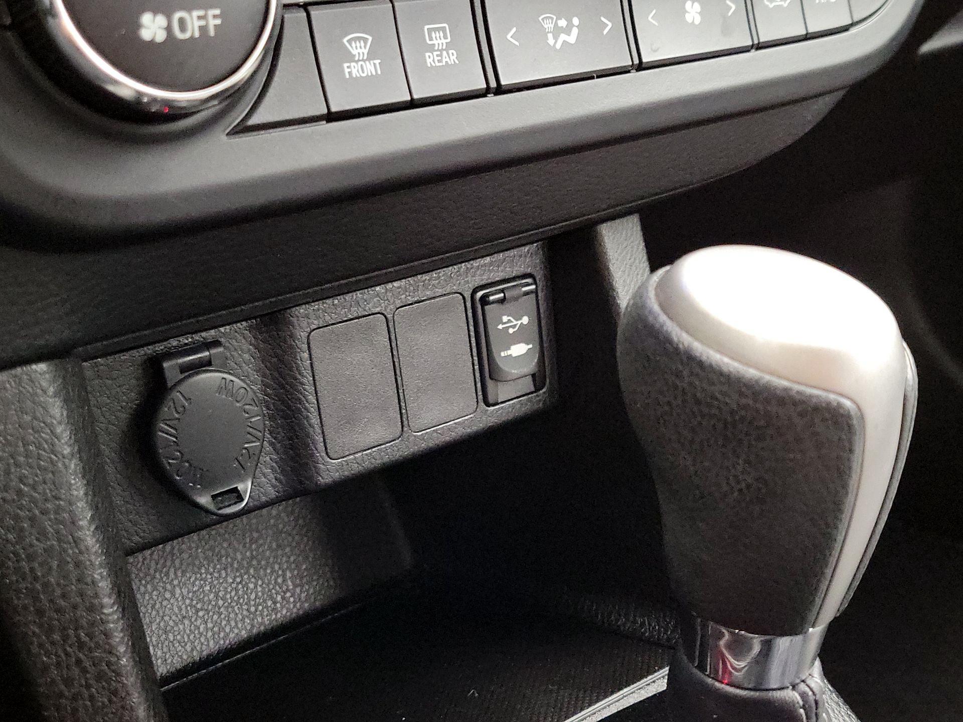 Thumbnail: 2015 Toyota Corolla - 18