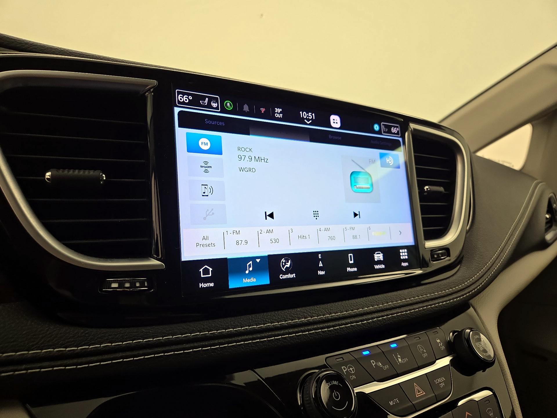 Thumbnail: 2022 Chrysler Pacifica - 16