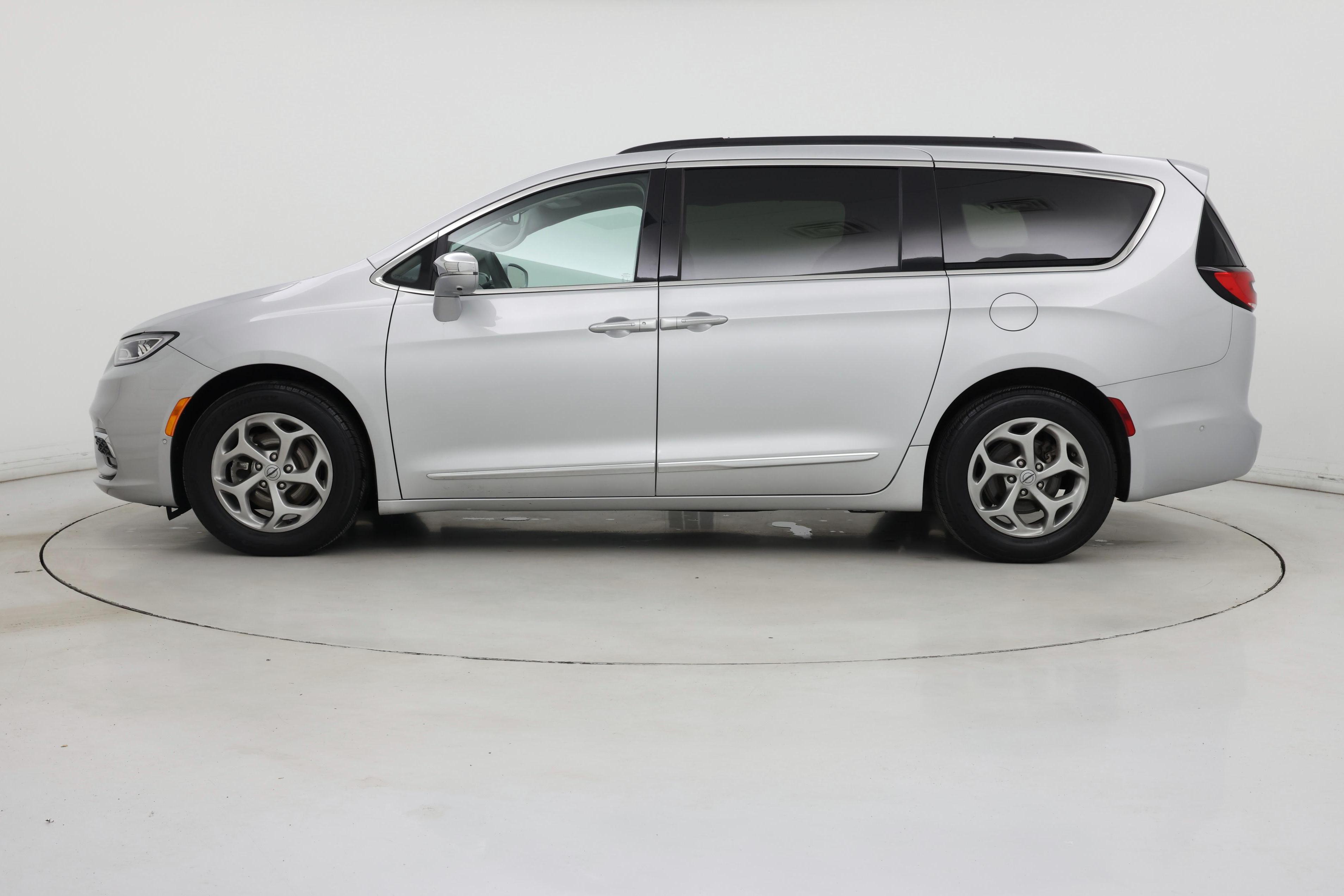 Thumbnail: 2022 Chrysler Pacifica - 3