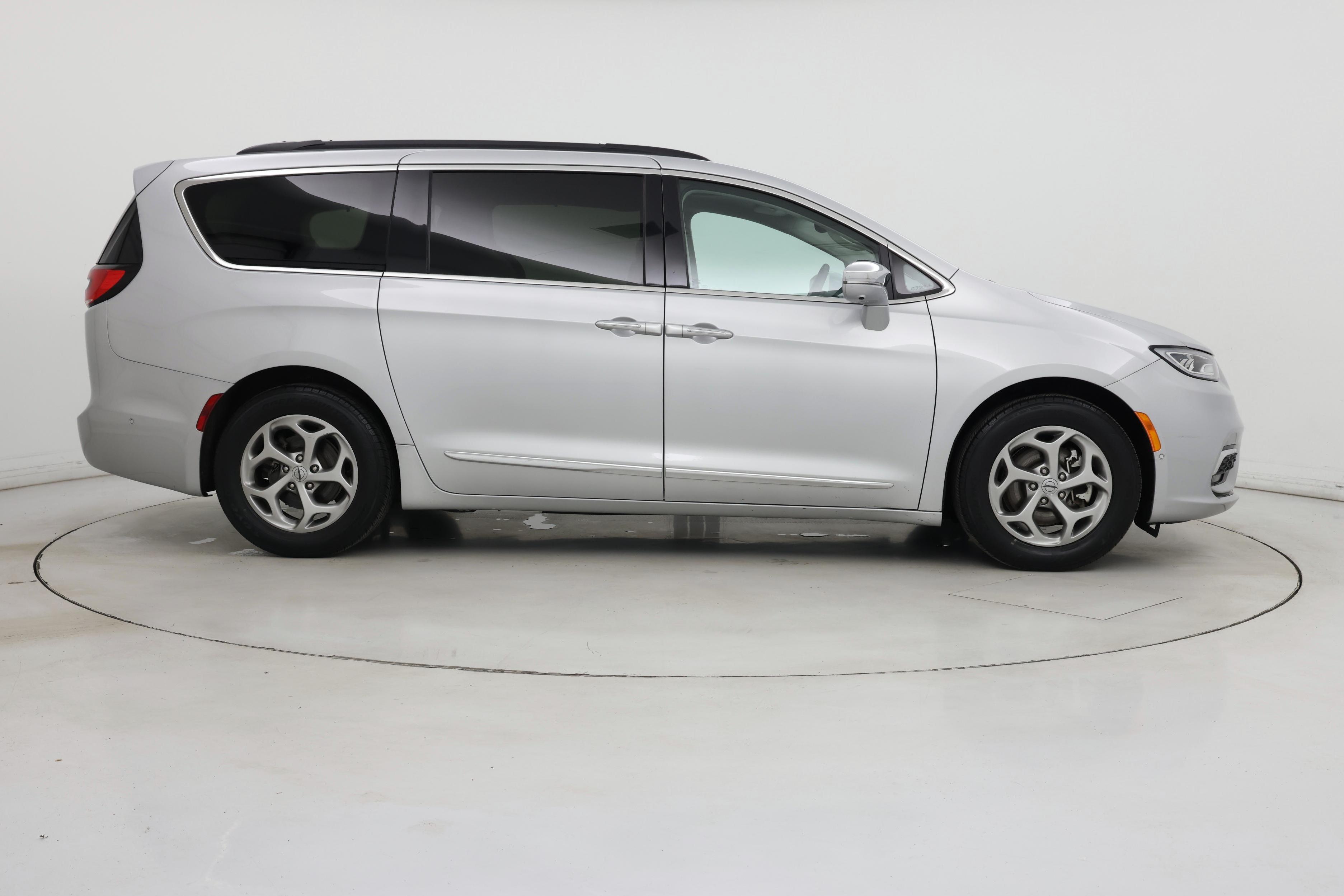 Thumbnail: 2022 Chrysler Pacifica - 7