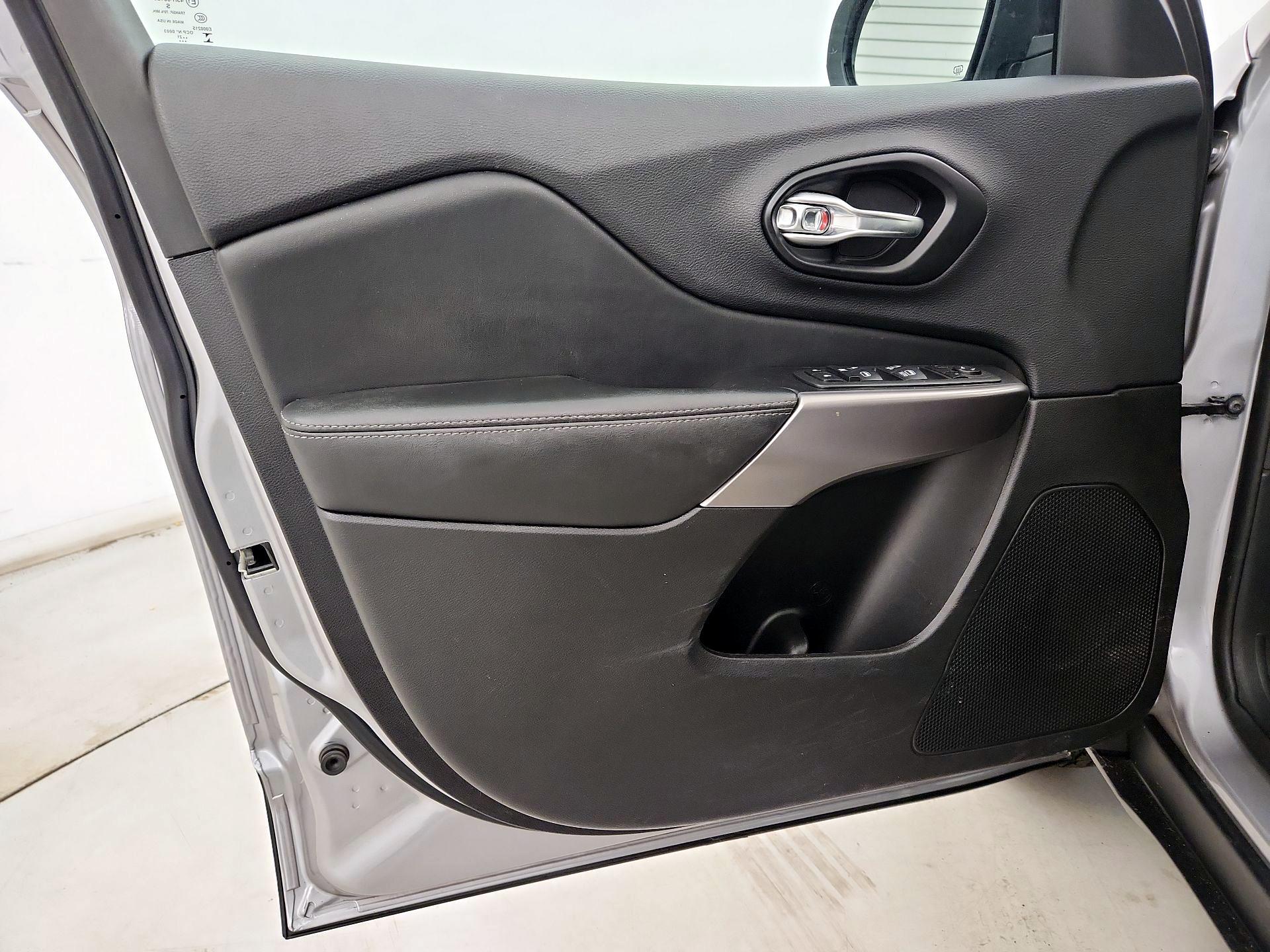 Thumbnail: 2022 Jeep Cherokee - 12