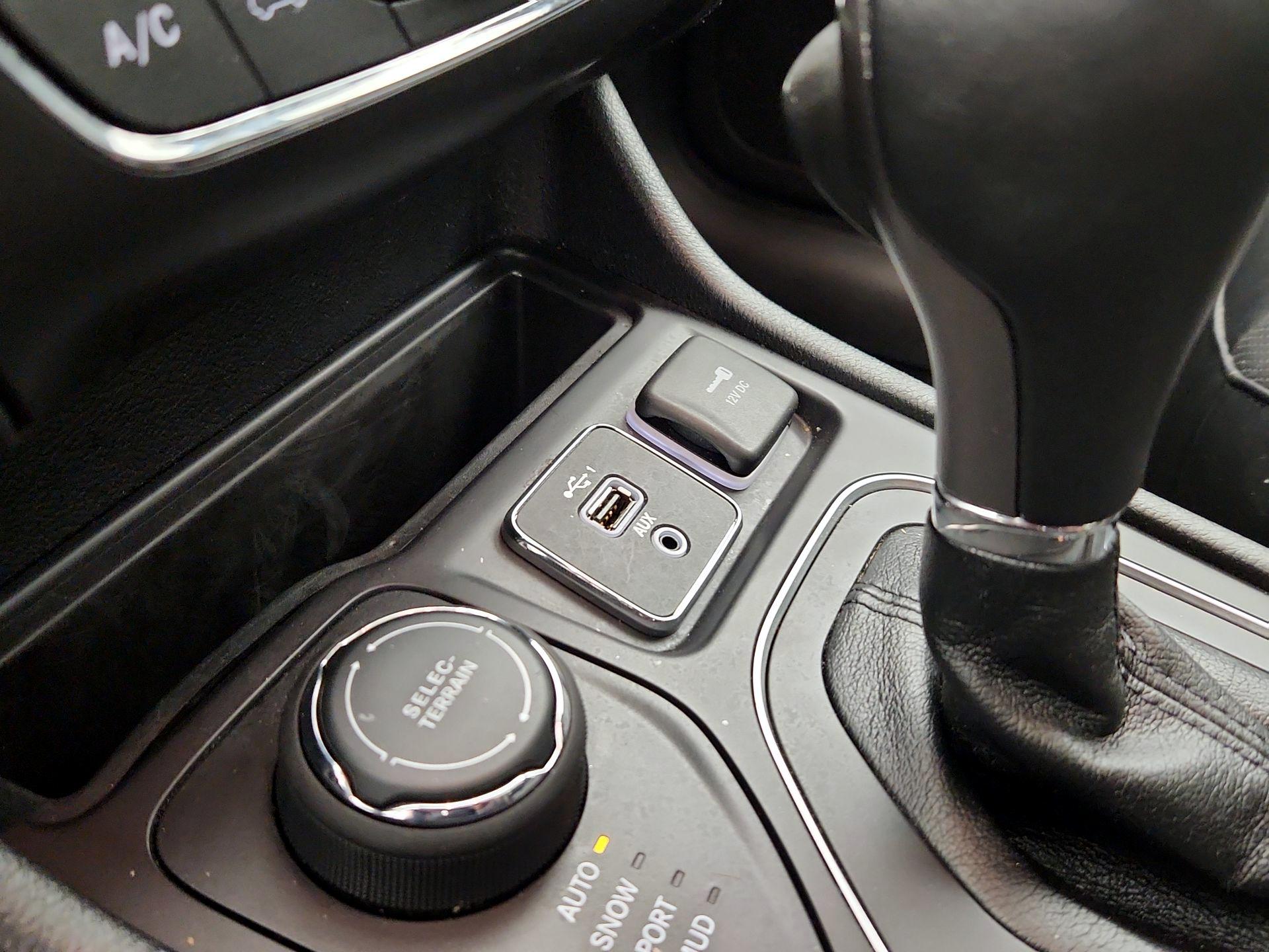 Thumbnail: 2022 Jeep Cherokee - 18