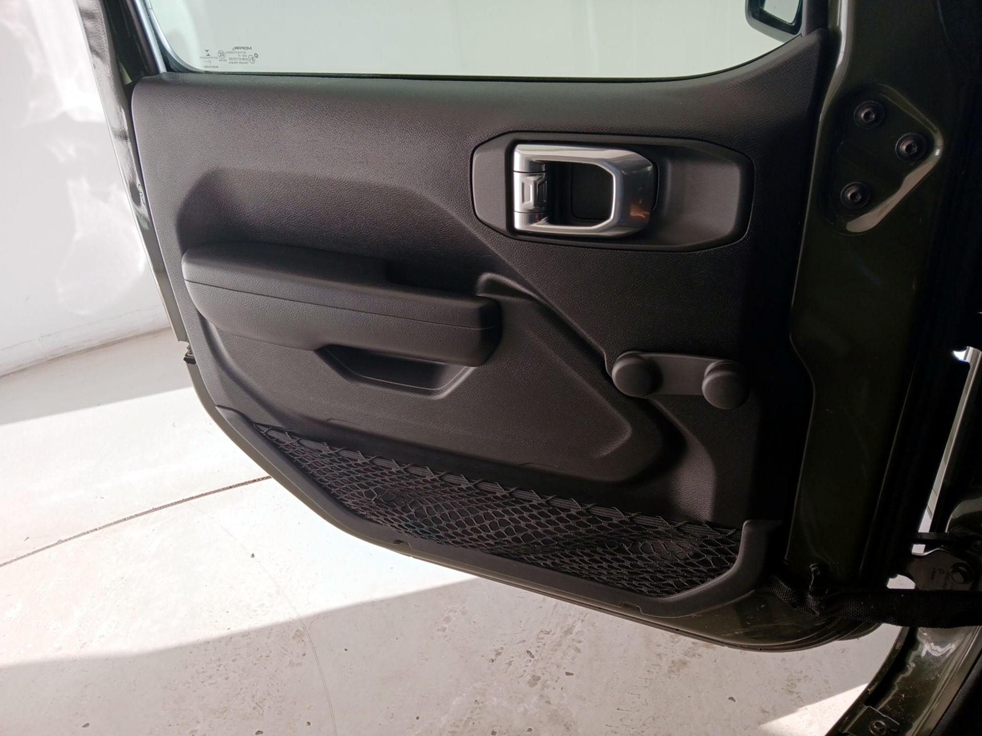 Thumbnail: 2021 Jeep Gladiator - 12