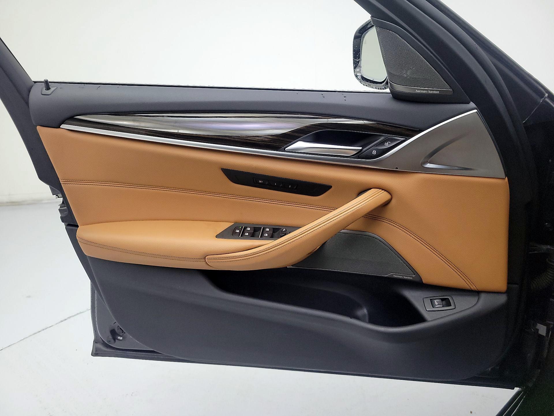 Thumbnail: 2021 BMW 5 Series - 10