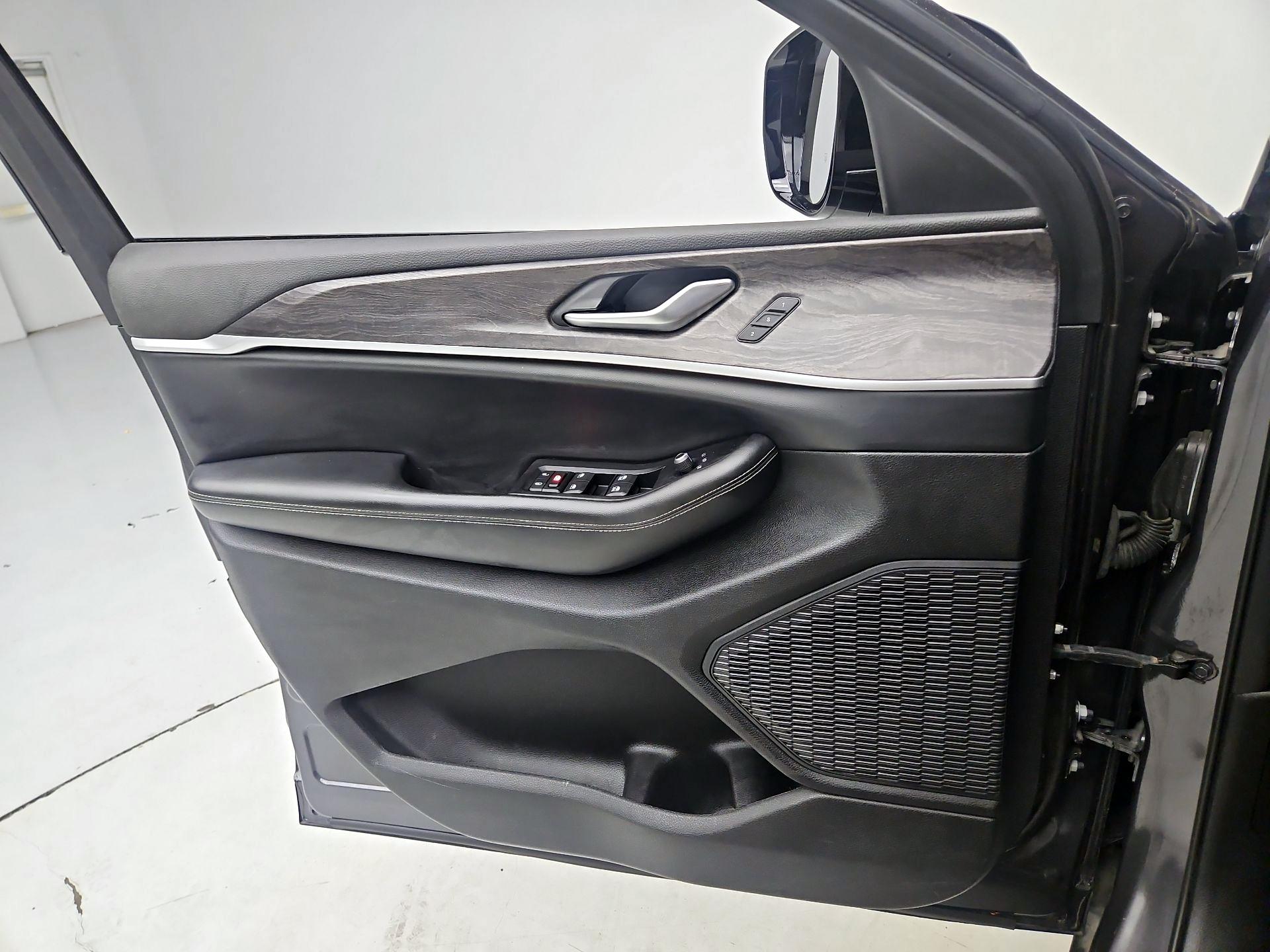 Thumbnail: 2023 Jeep Grand Cherokee - 12