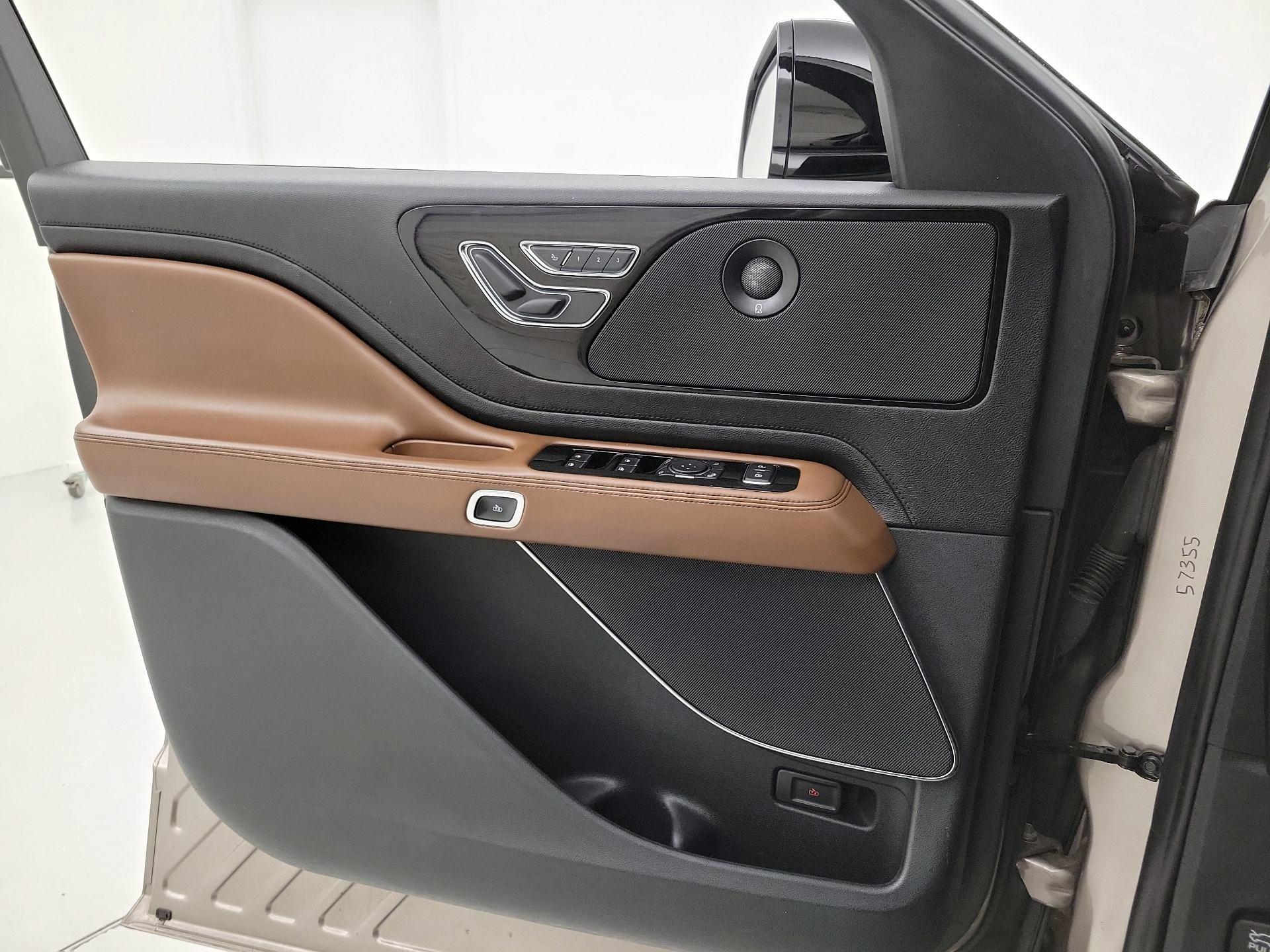 Thumbnail: 2020 Lincoln Aviator - 12