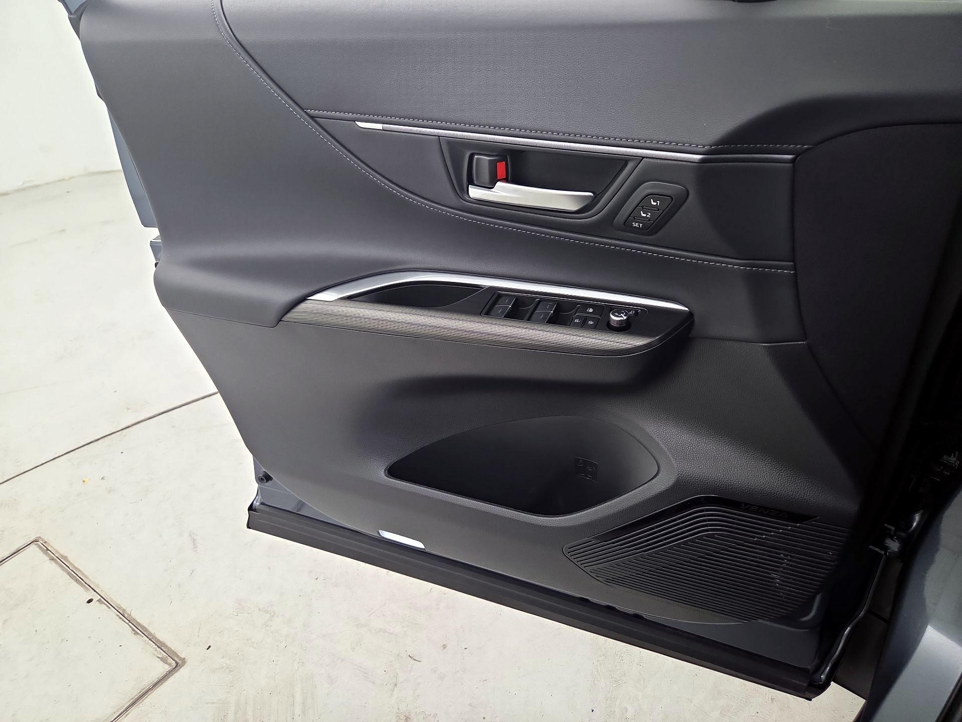 Thumbnail: 2024 Toyota Venza - 12