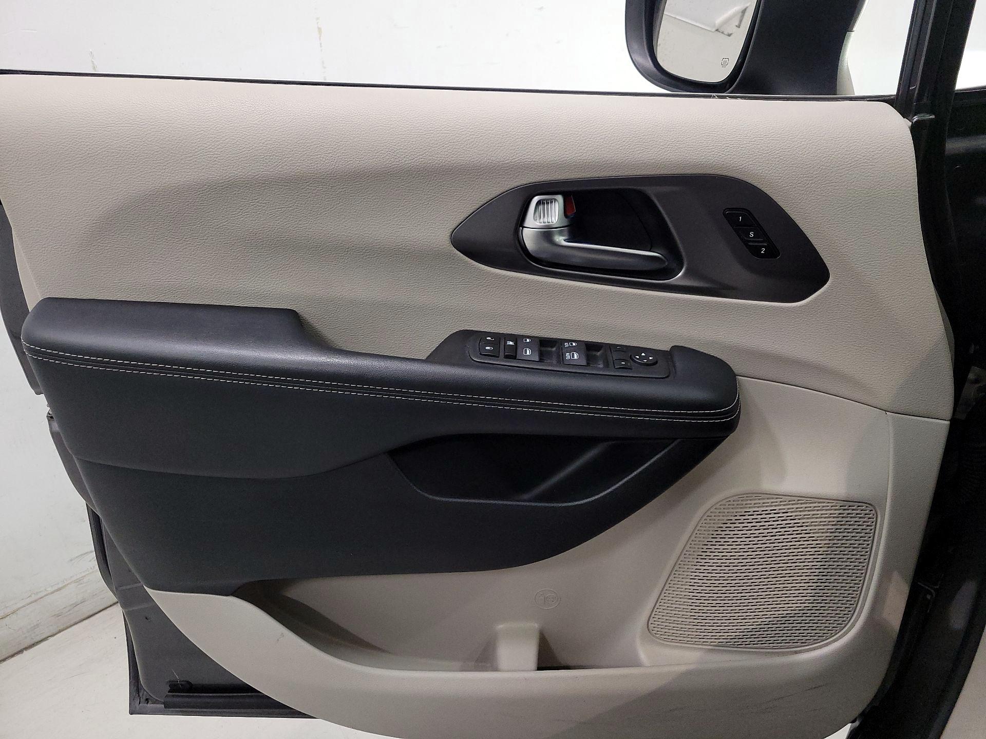 Thumbnail: 2023 Chrysler Pacifica - 12