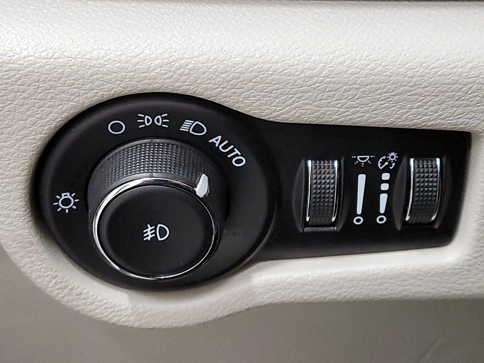 Thumbnail: 2023 Chrysler Pacifica - 13