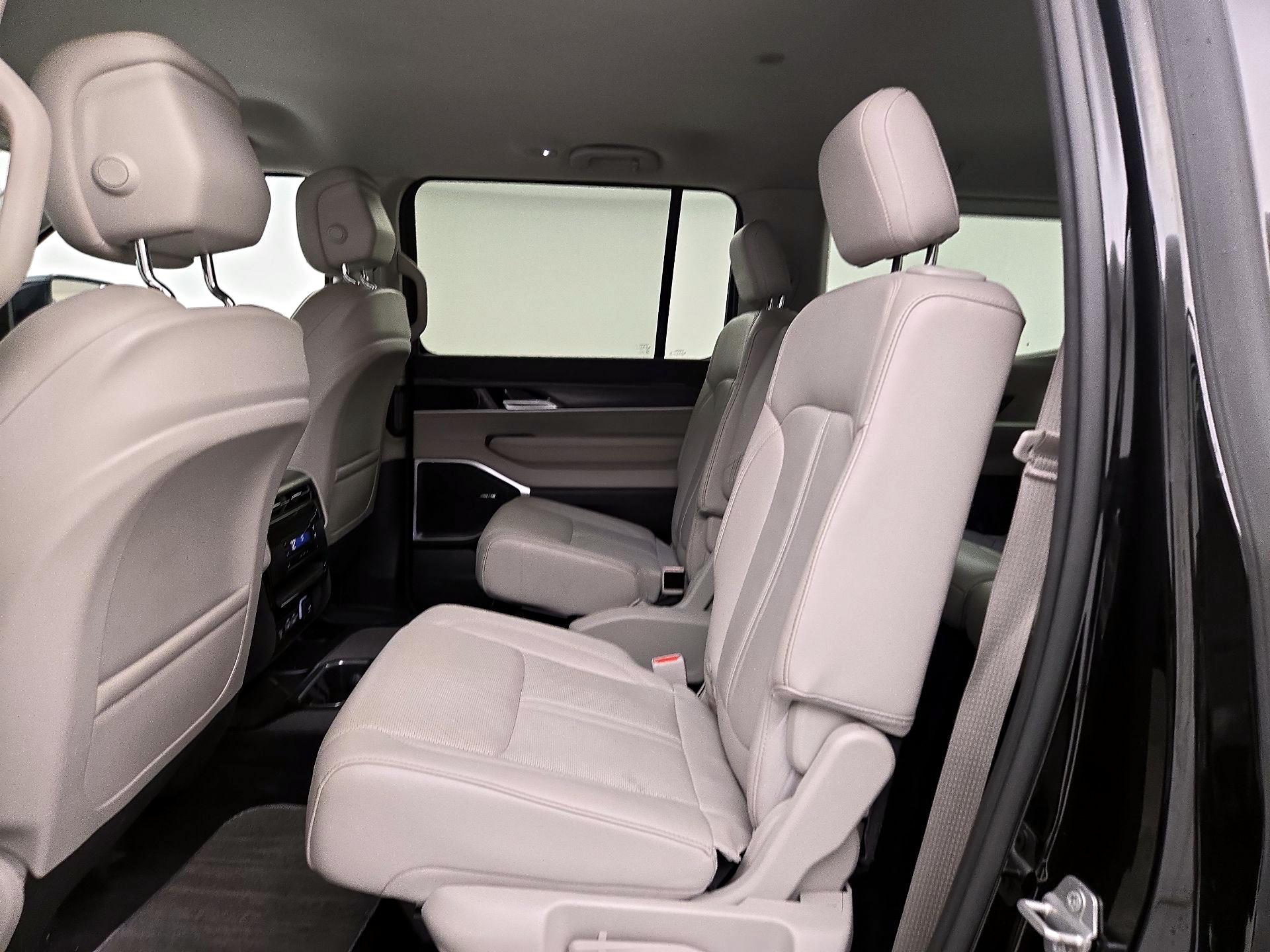 Thumbnail: 2024 Jeep Wagoneer - 20