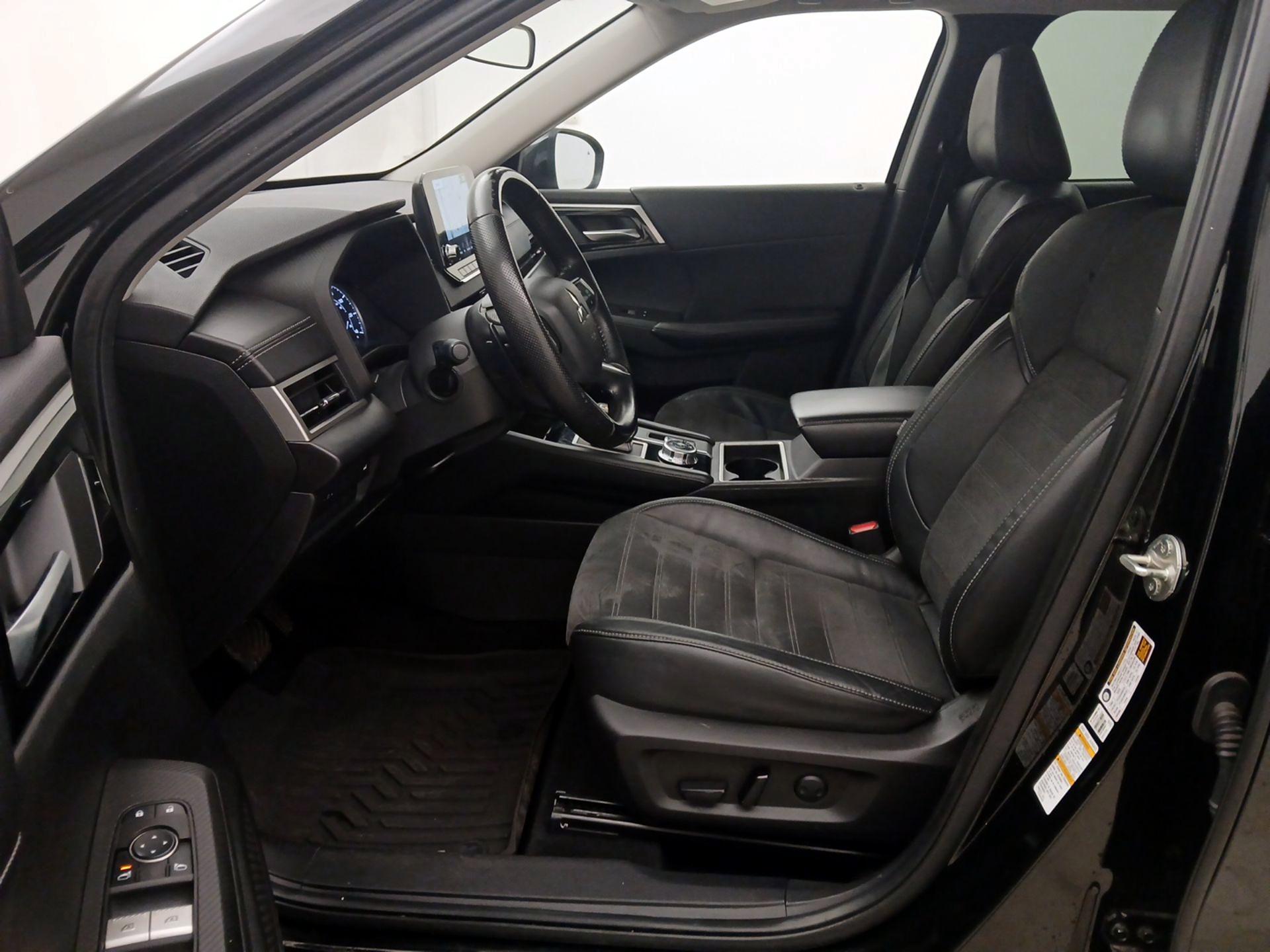 Thumbnail: 2022 Mitsubishi Outlander - 11