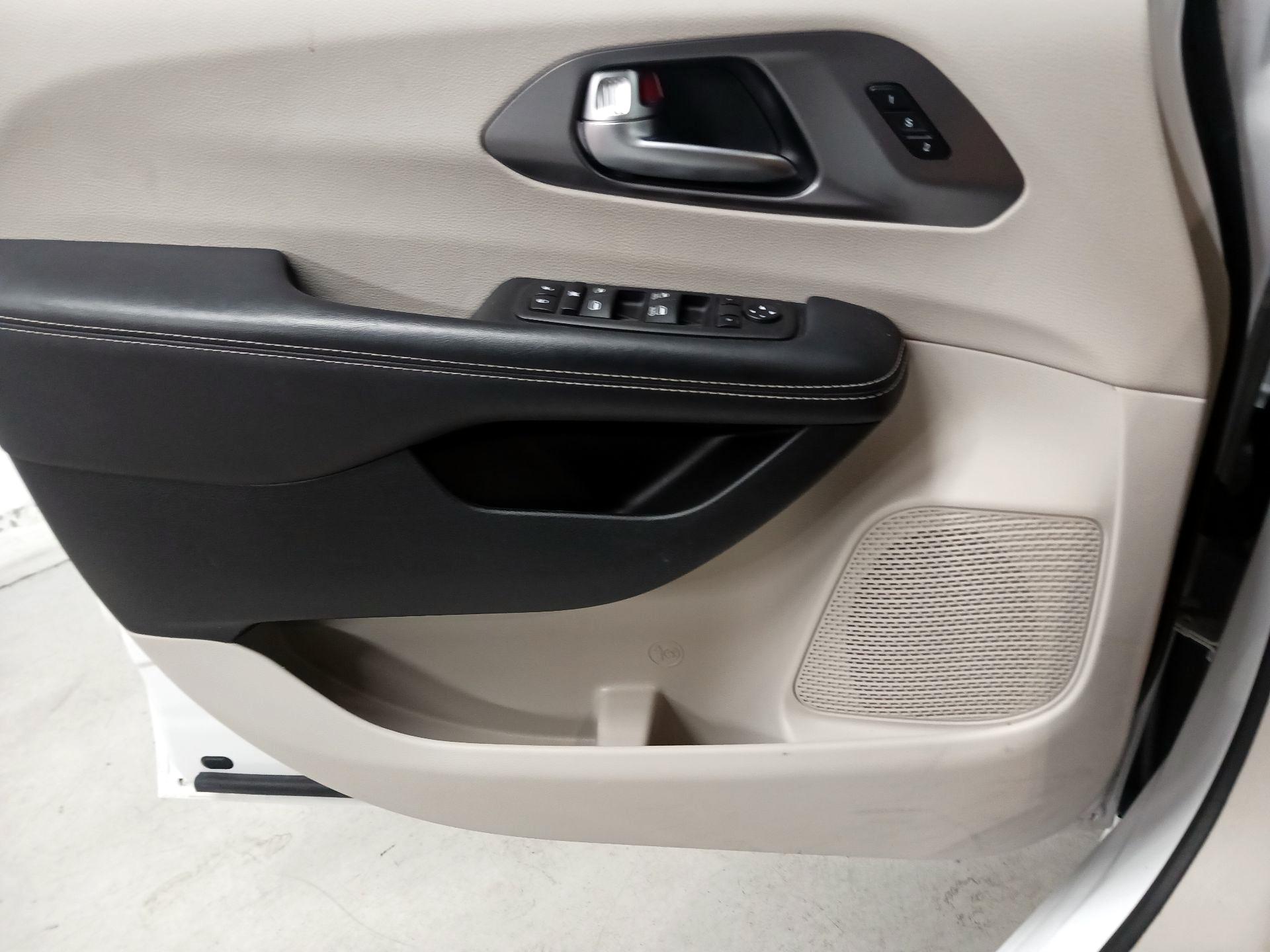 Thumbnail: 2023 Chrysler Pacifica - 12