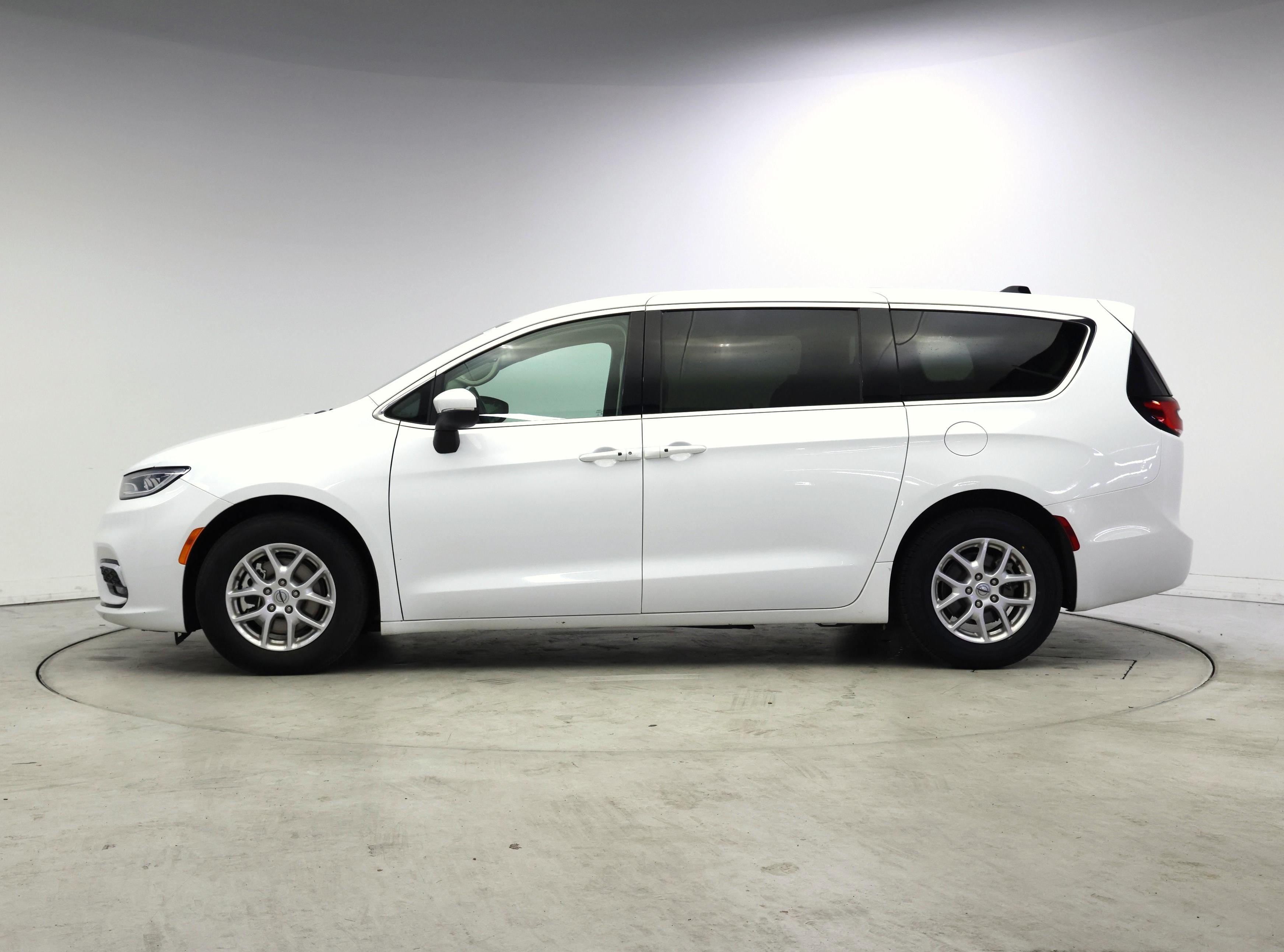 Thumbnail: 2023 Chrysler Pacifica - 3