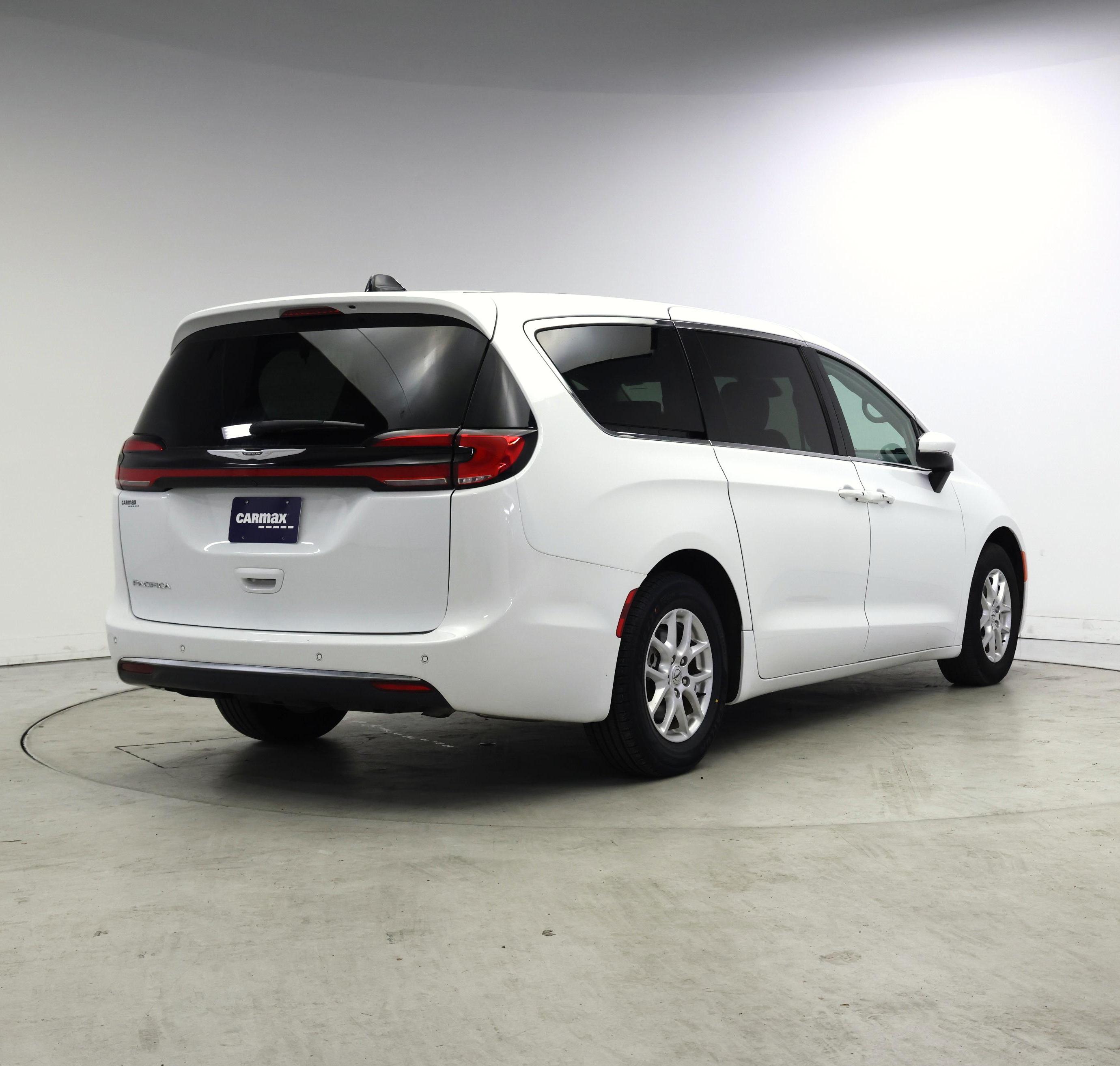 Thumbnail: 2023 Chrysler Pacifica - 8