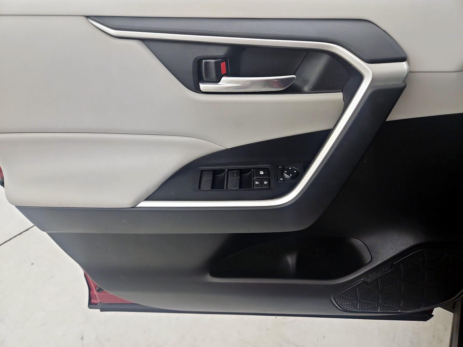 Thumbnail: 2019 Toyota RAV4 - 12