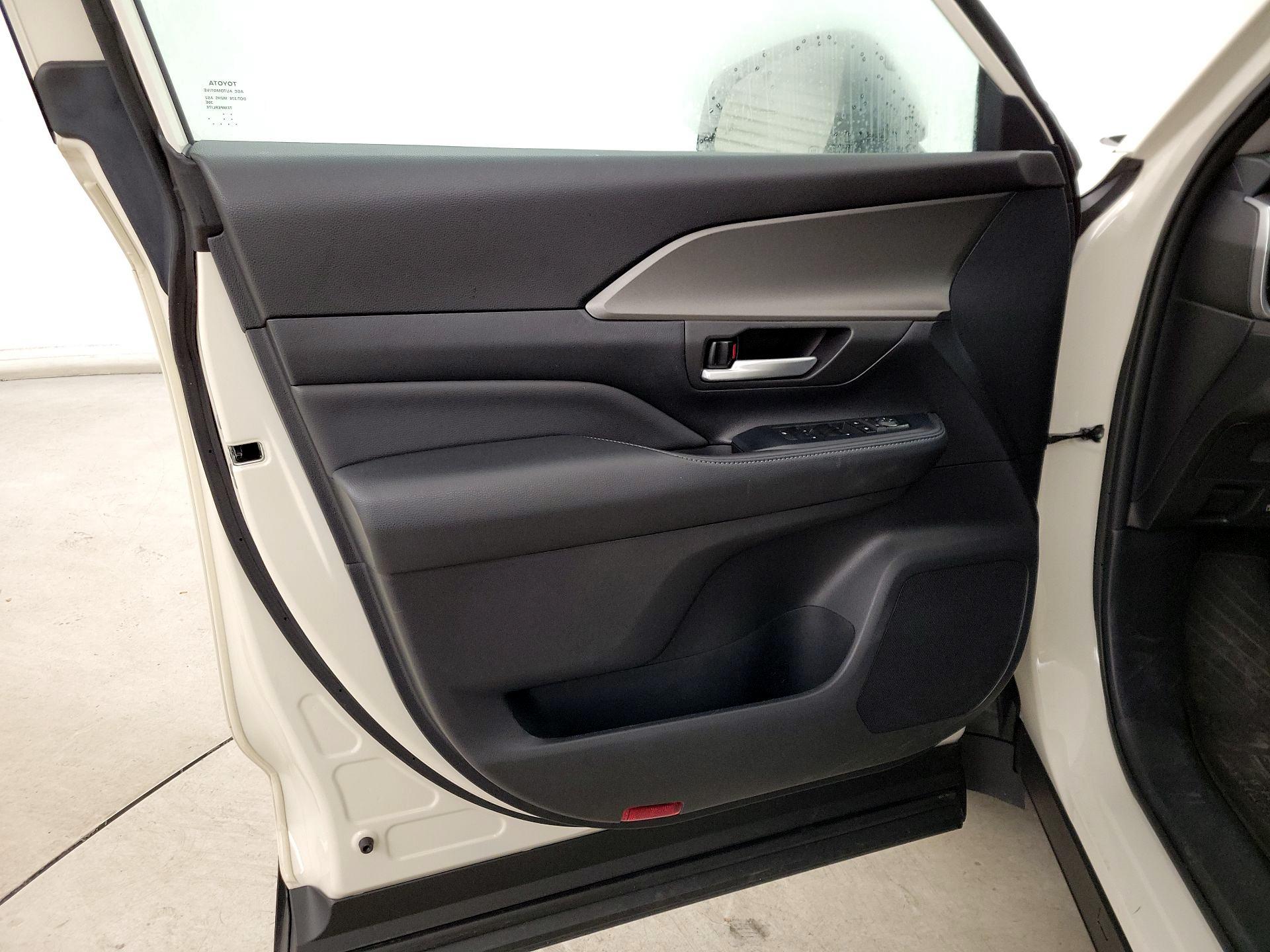 Thumbnail: 2024 Toyota Highlander - 12