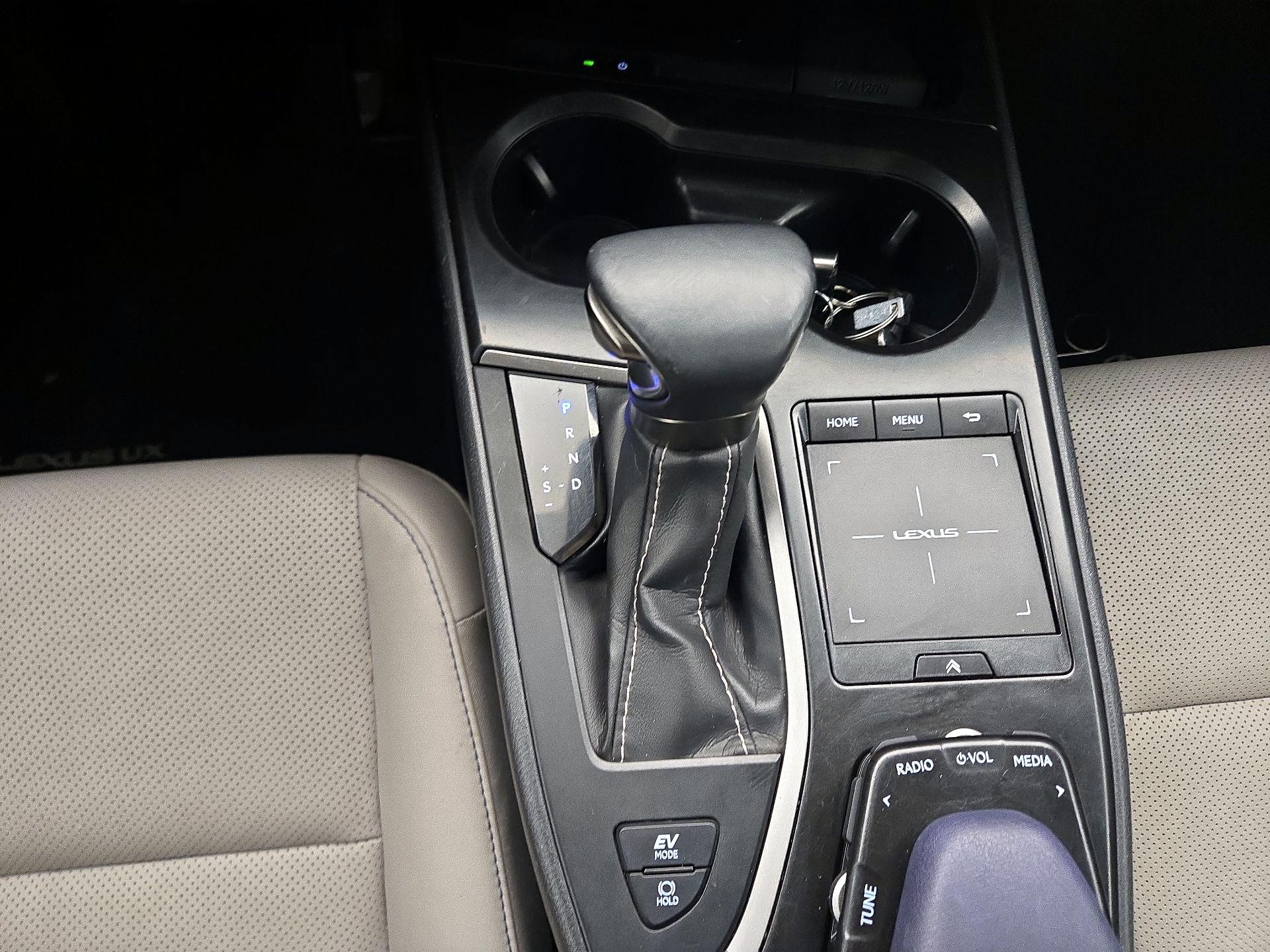 Thumbnail: 2021 Lexus UX - 17