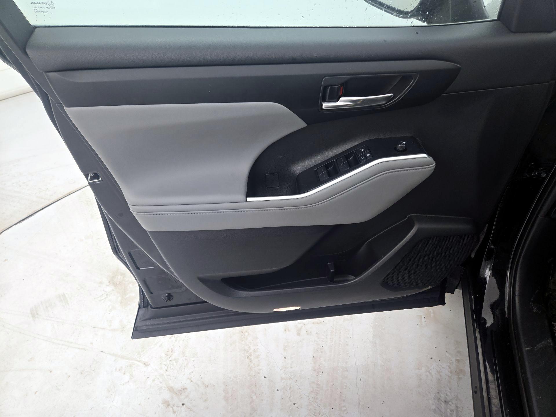 Thumbnail: 2021 Toyota Highlander - 12